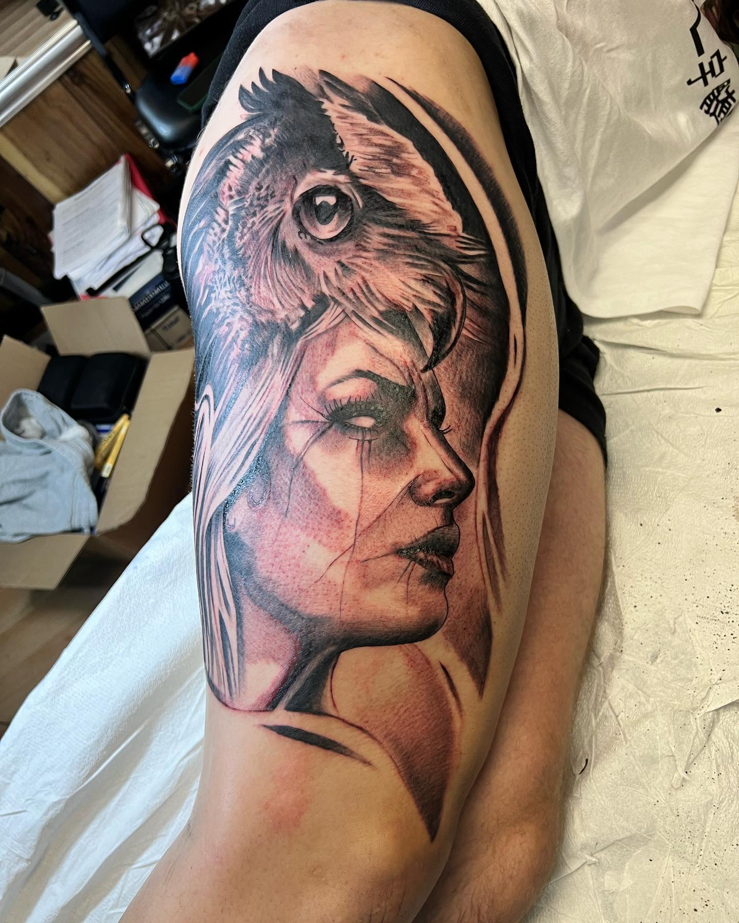 Tatuaje de búho en el muslo