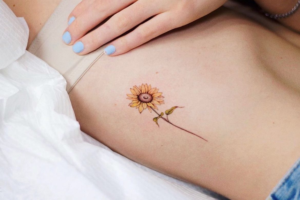 Tatuaje de costilla girasol para mujeres
