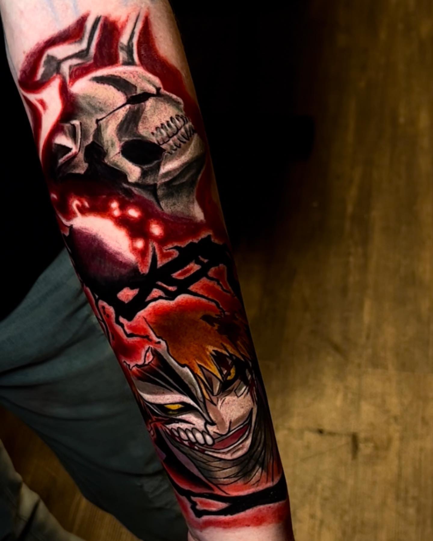 Tatuaje de cráneo rojo media manga