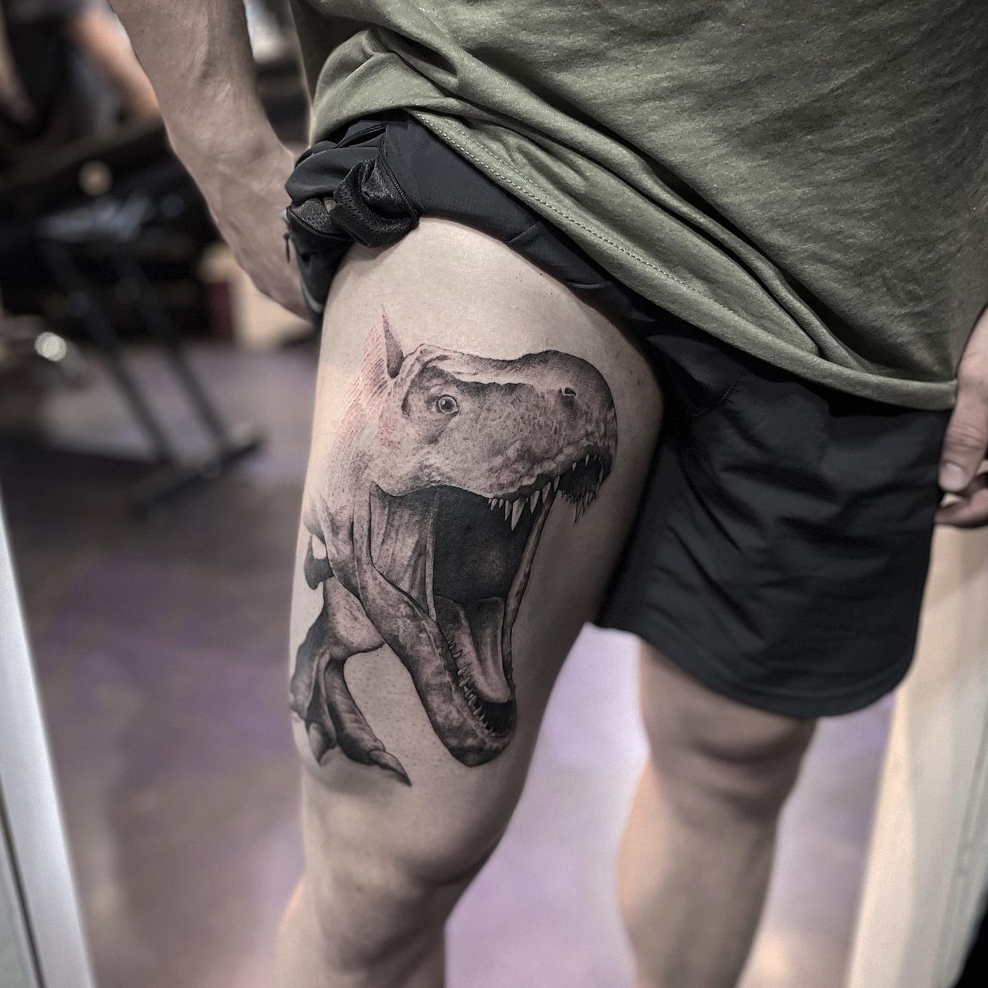 Tatuaje de dinosaurio en el muslo