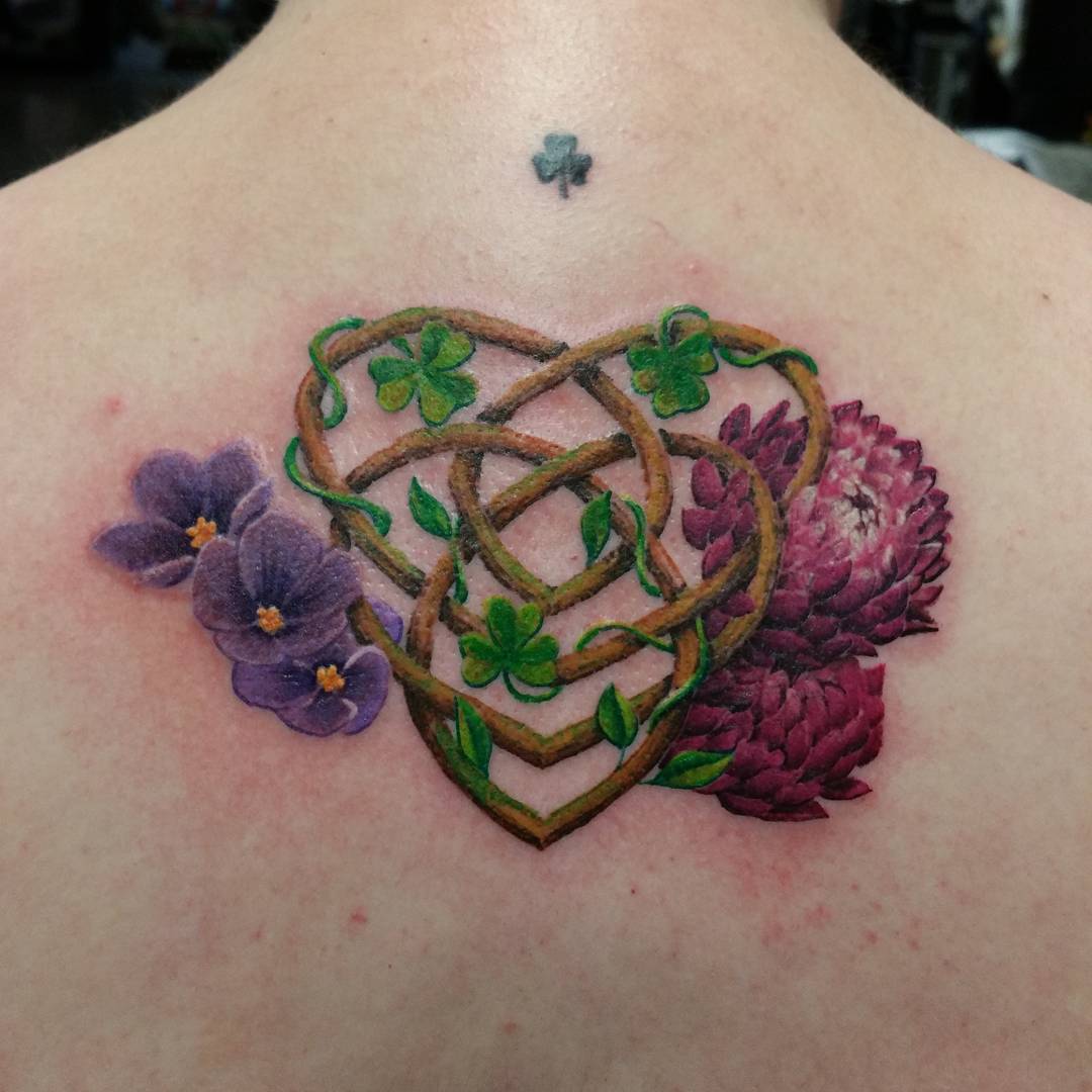 Tatuaje de flor de crisantemo en la espalda