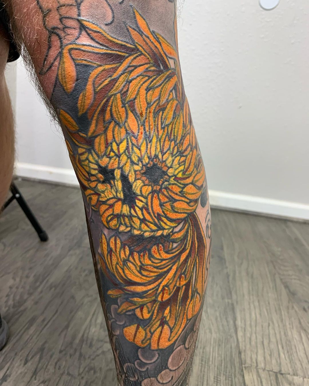 Tatuaje de flor de crisantemo naranja y amarillo