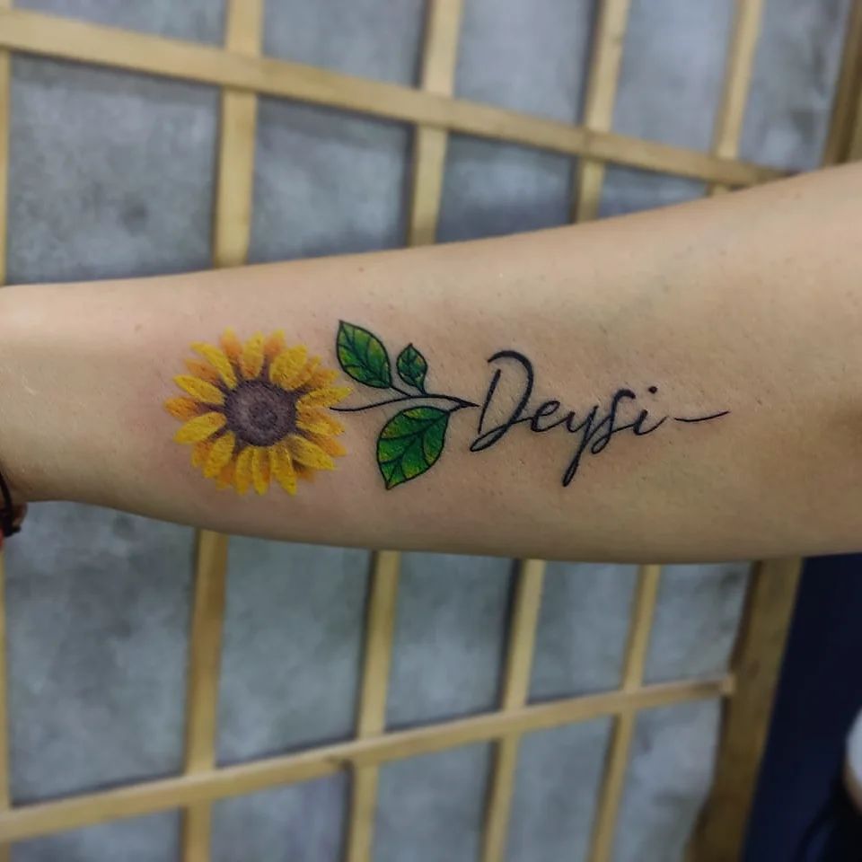 Tatuaje de Girasol con nombre.