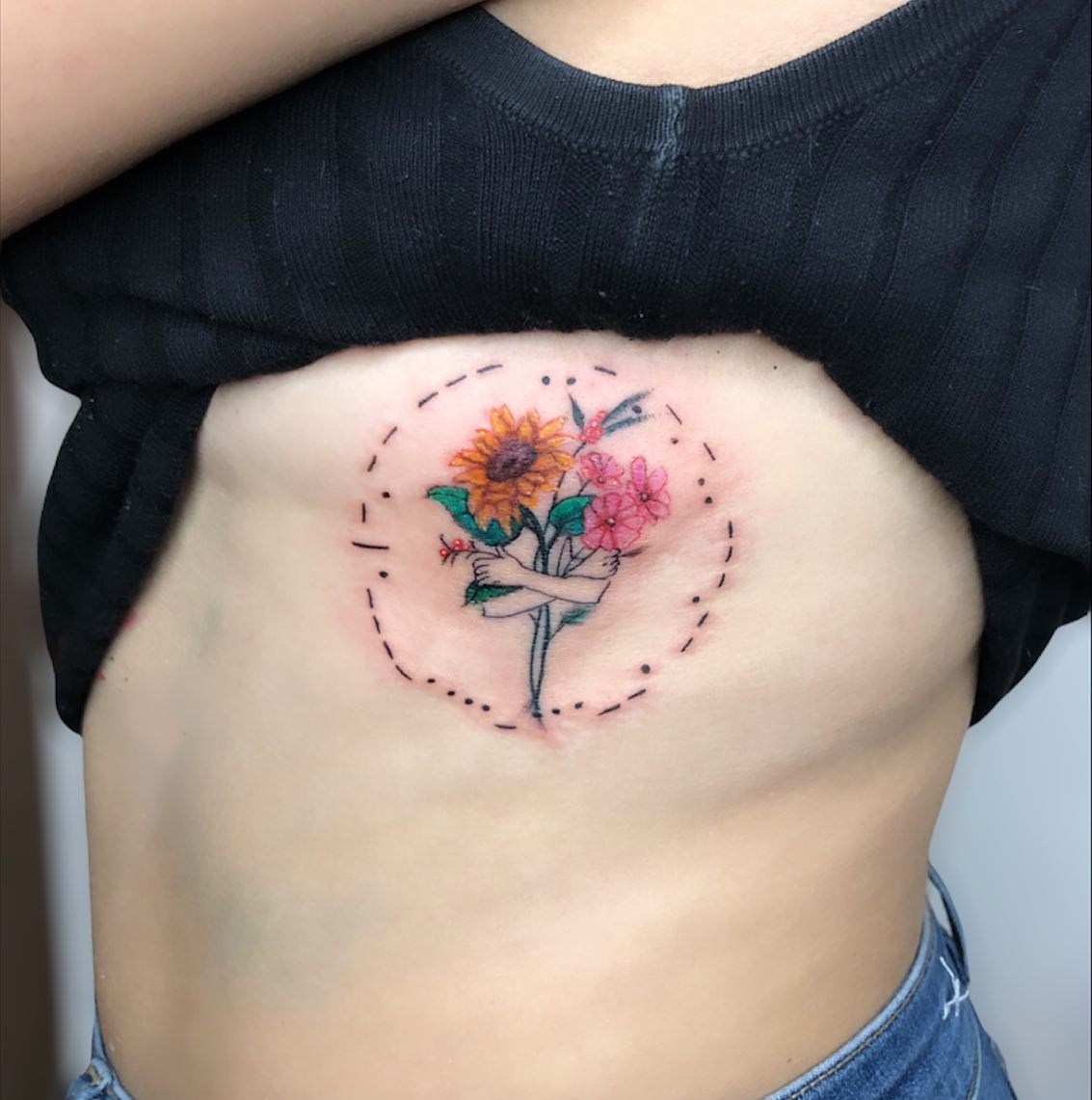 Tatuaje de Girasol en Costilla