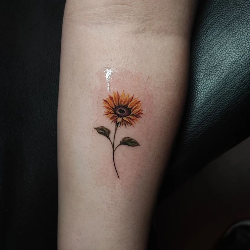 Tatuaje de girasol en el antebrazo.