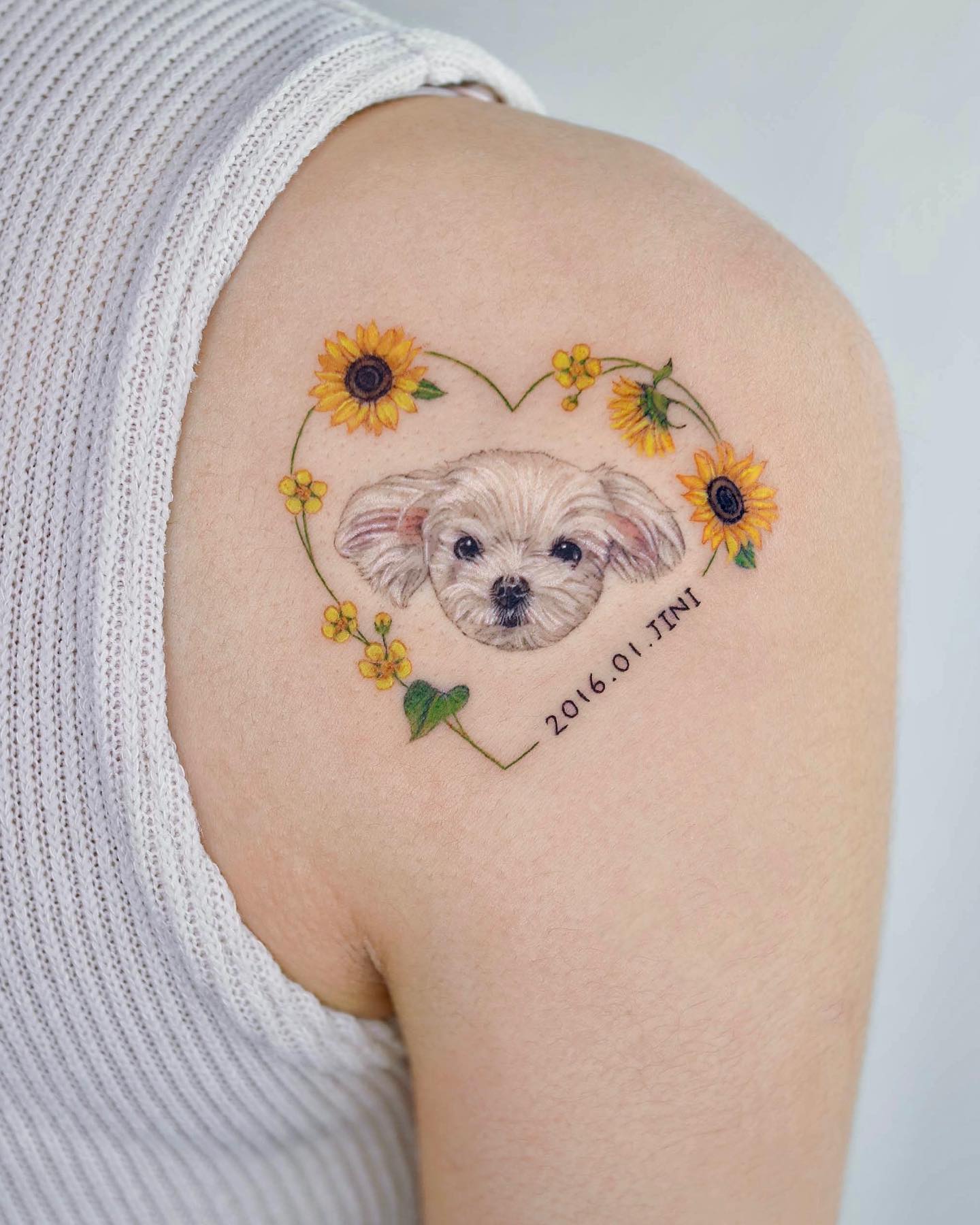 Tatuaje de Girasol en el Hombro