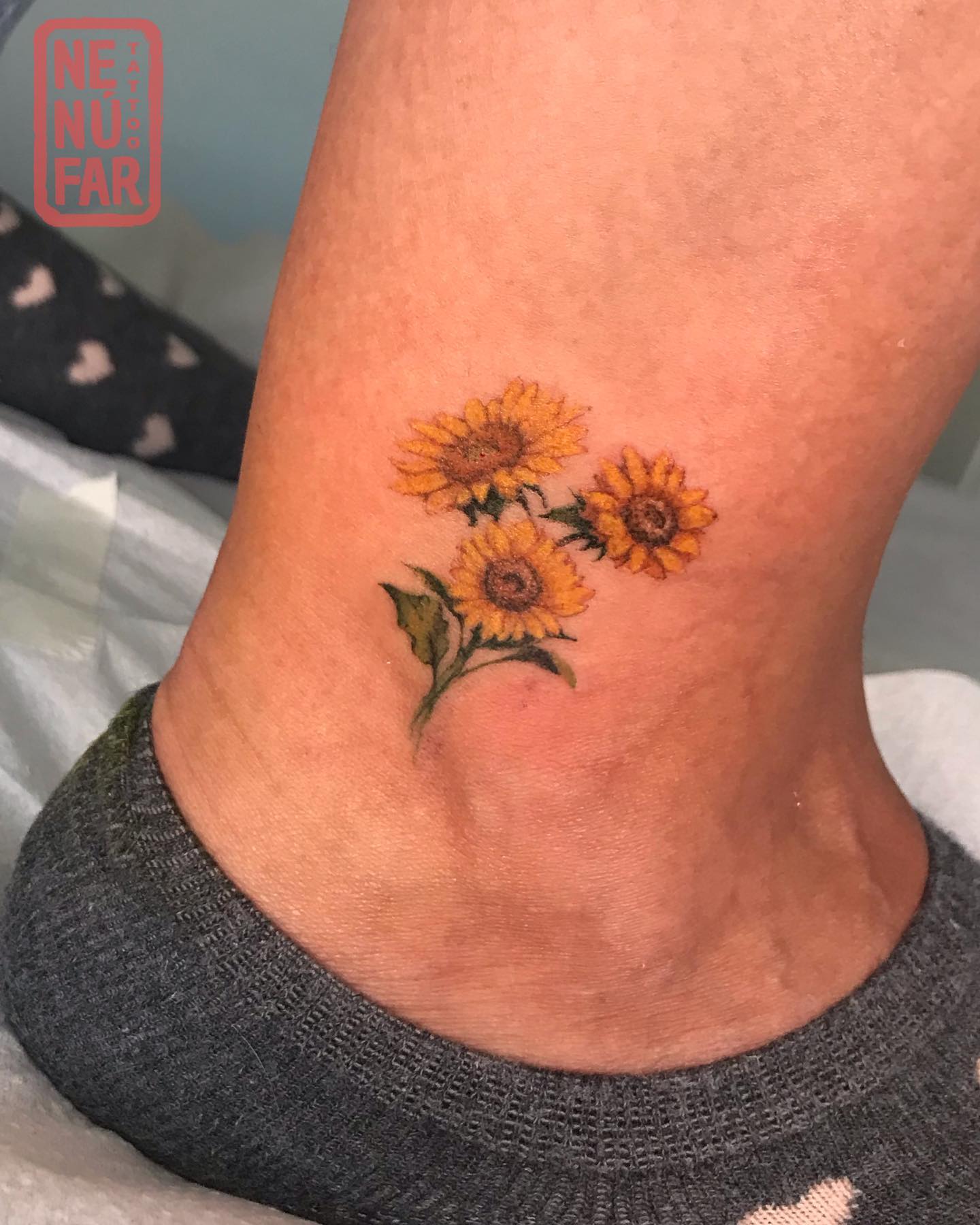 Tatuaje de girasol en el tobillo