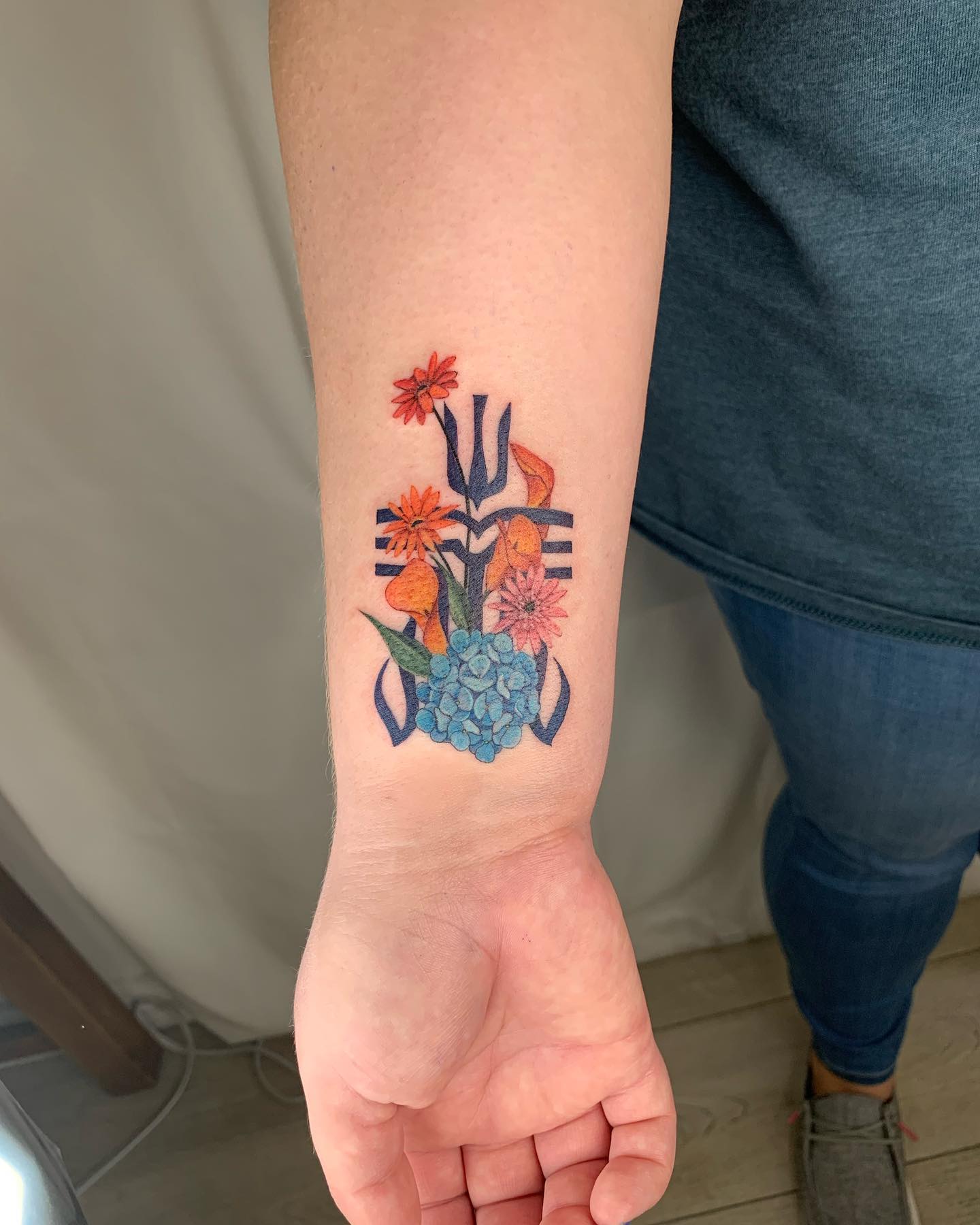 Tatuaje de Hortensia Divertido en la Muñeca