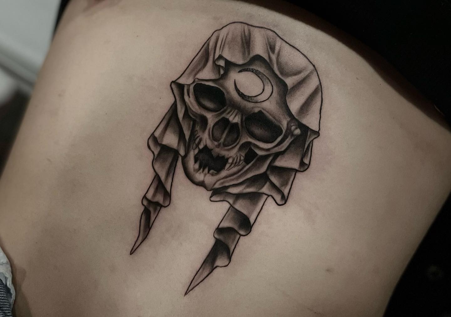 Tatuaje de la Negra Parca en el Estómago.