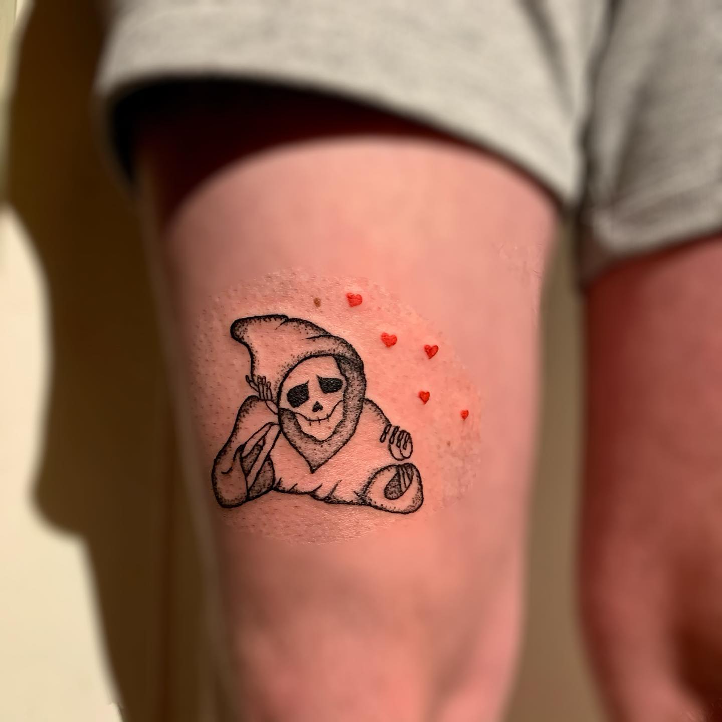 Tatuaje de la Parca en la pierna