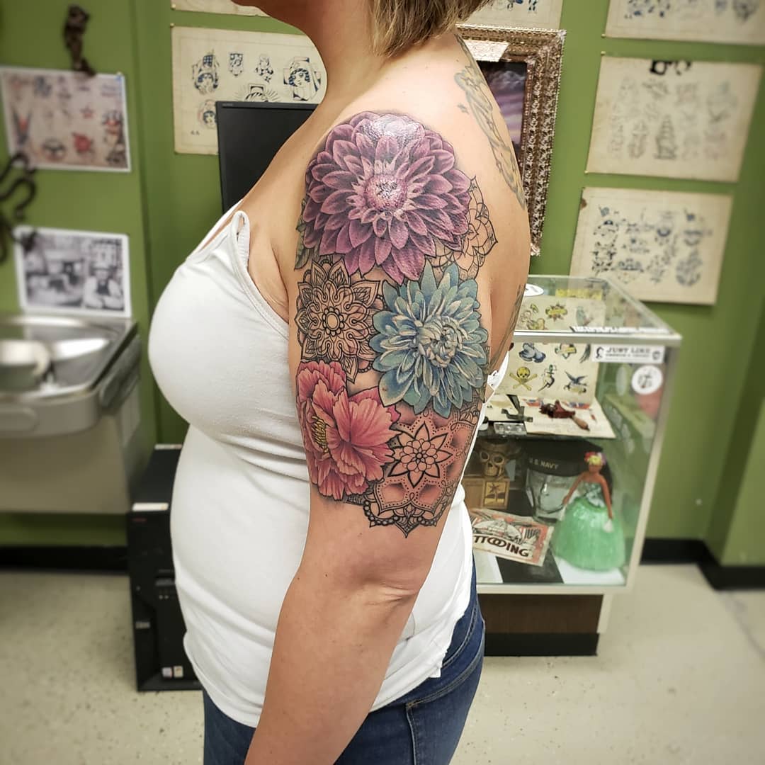 Tatuaje de manga corta de flores coloridas