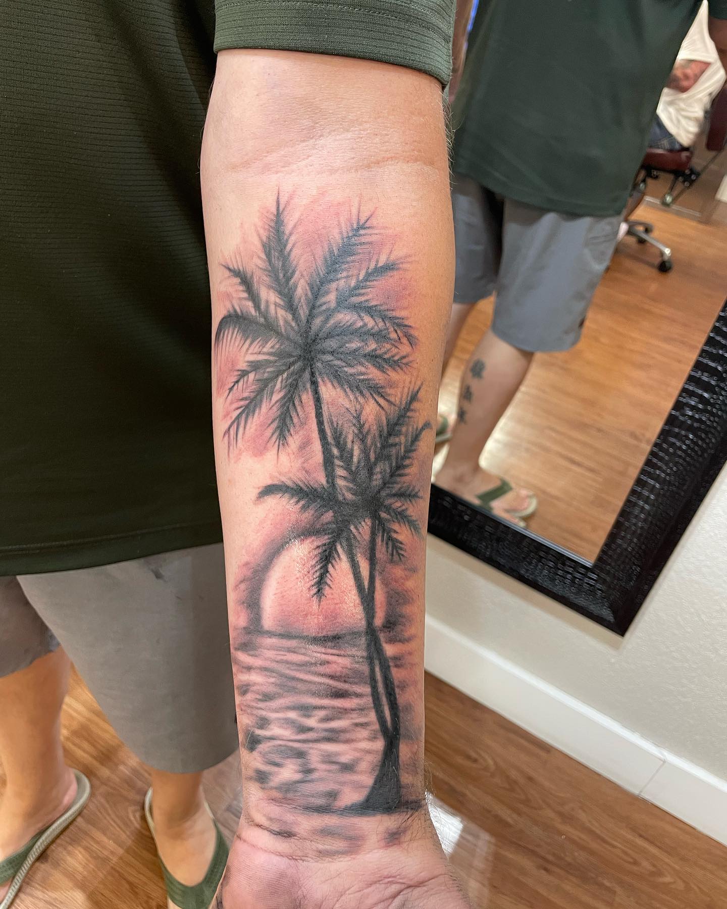 Tatuaje de media manga de palma con tinta negra.