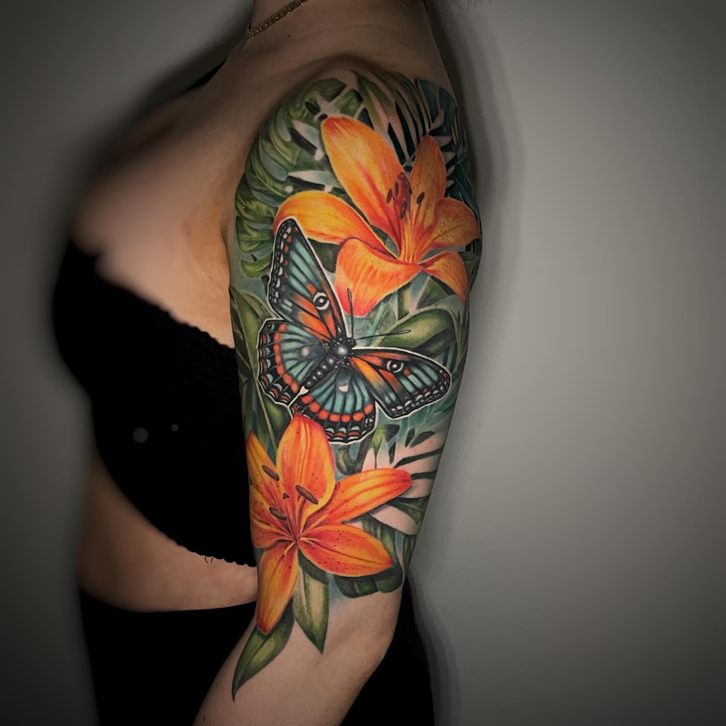 Tatuaje de media manga floral