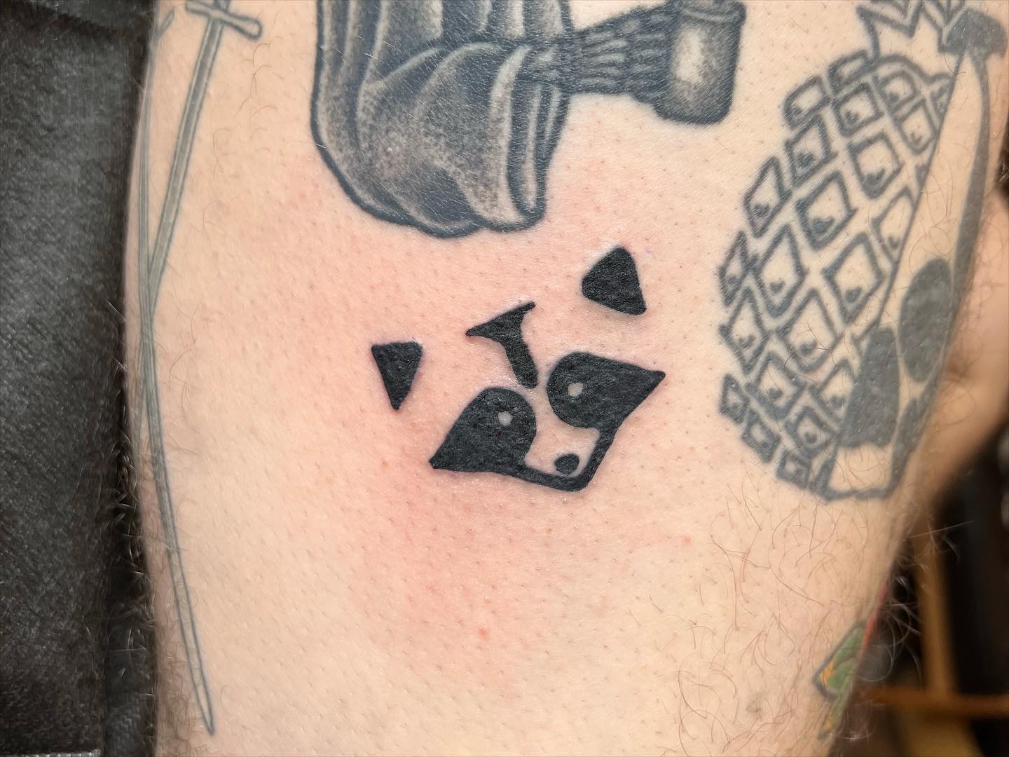 Tatuaje de muslo de mapache para hombres