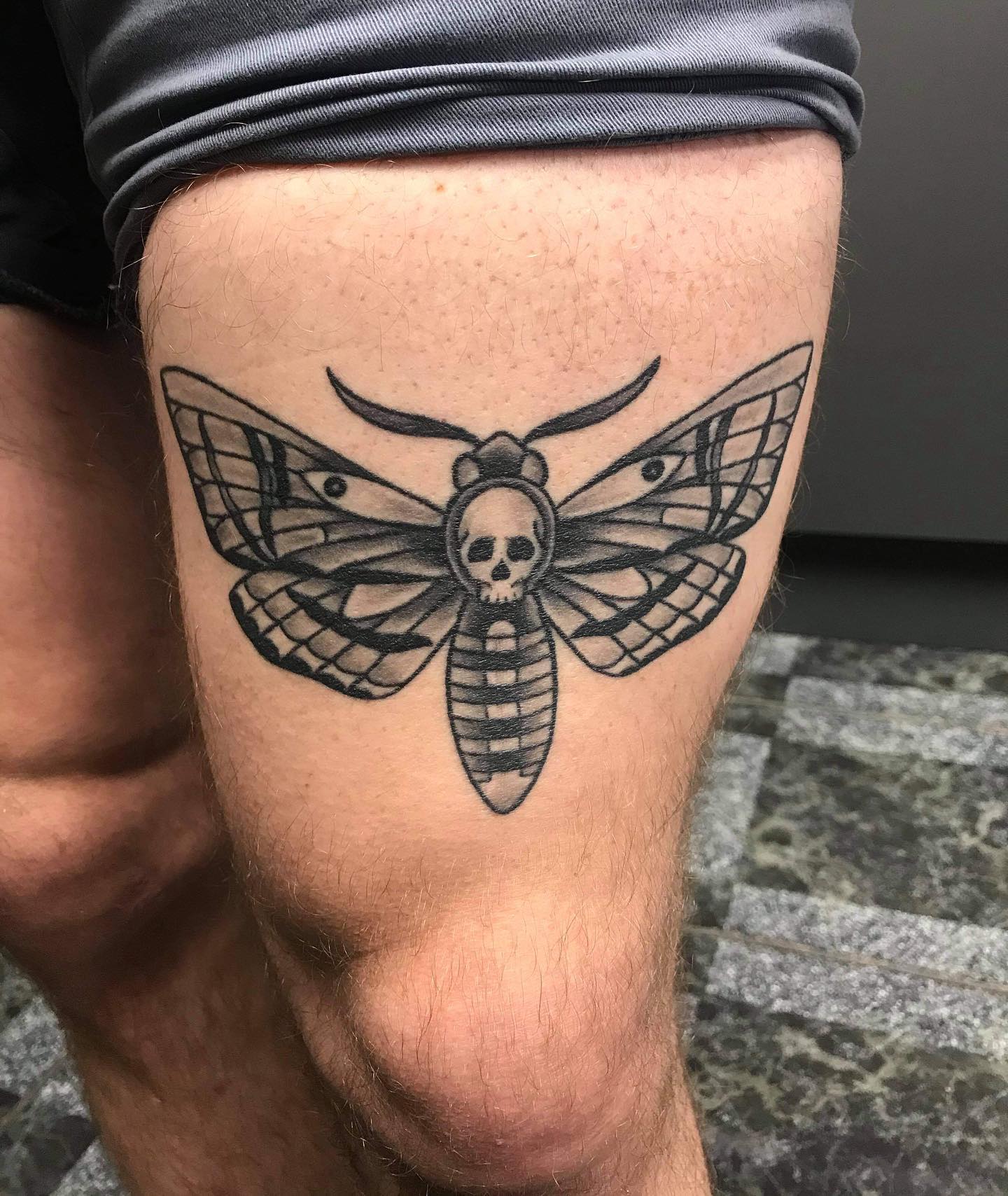 Tatuaje de Muslo de Polilla para Hombres.
