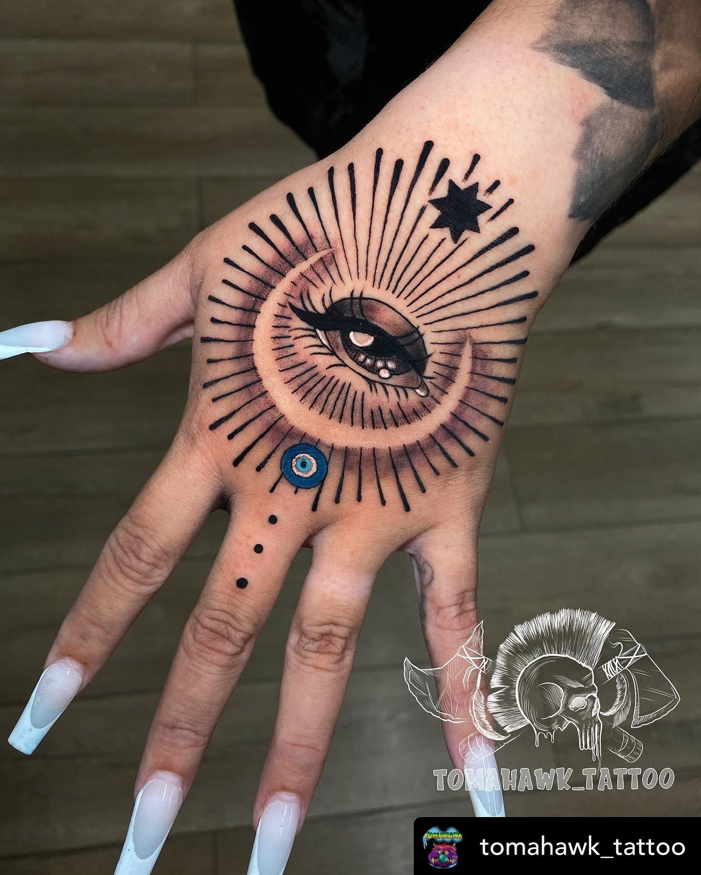 Tatuaje de Ojo Malvado en el Brazo.