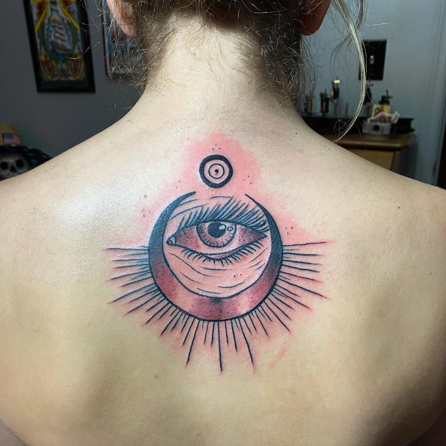 Tatuaje de ojo malvado en la espalda