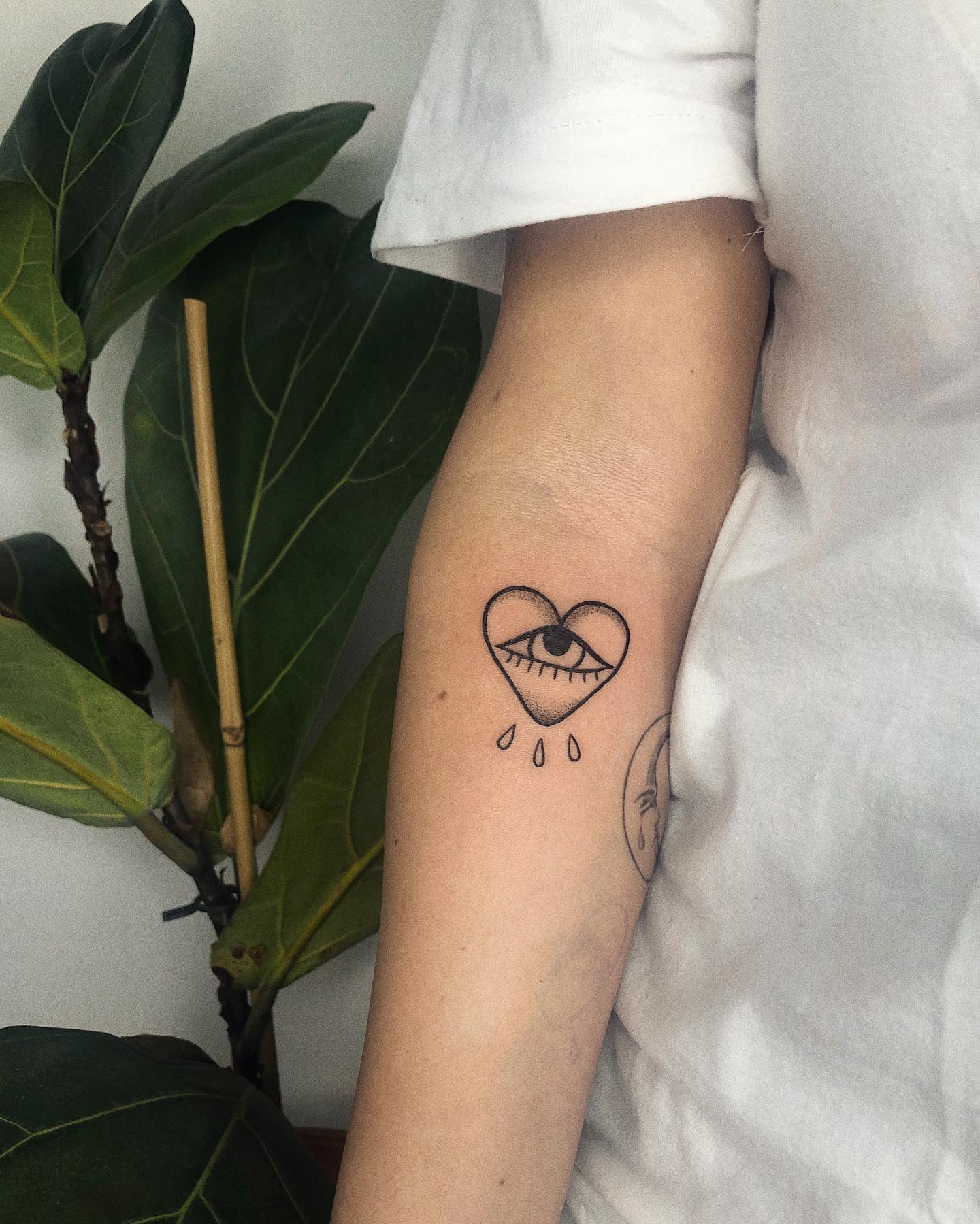 Tatuaje de Ojo Malvado Peculiar en el Antebrazo