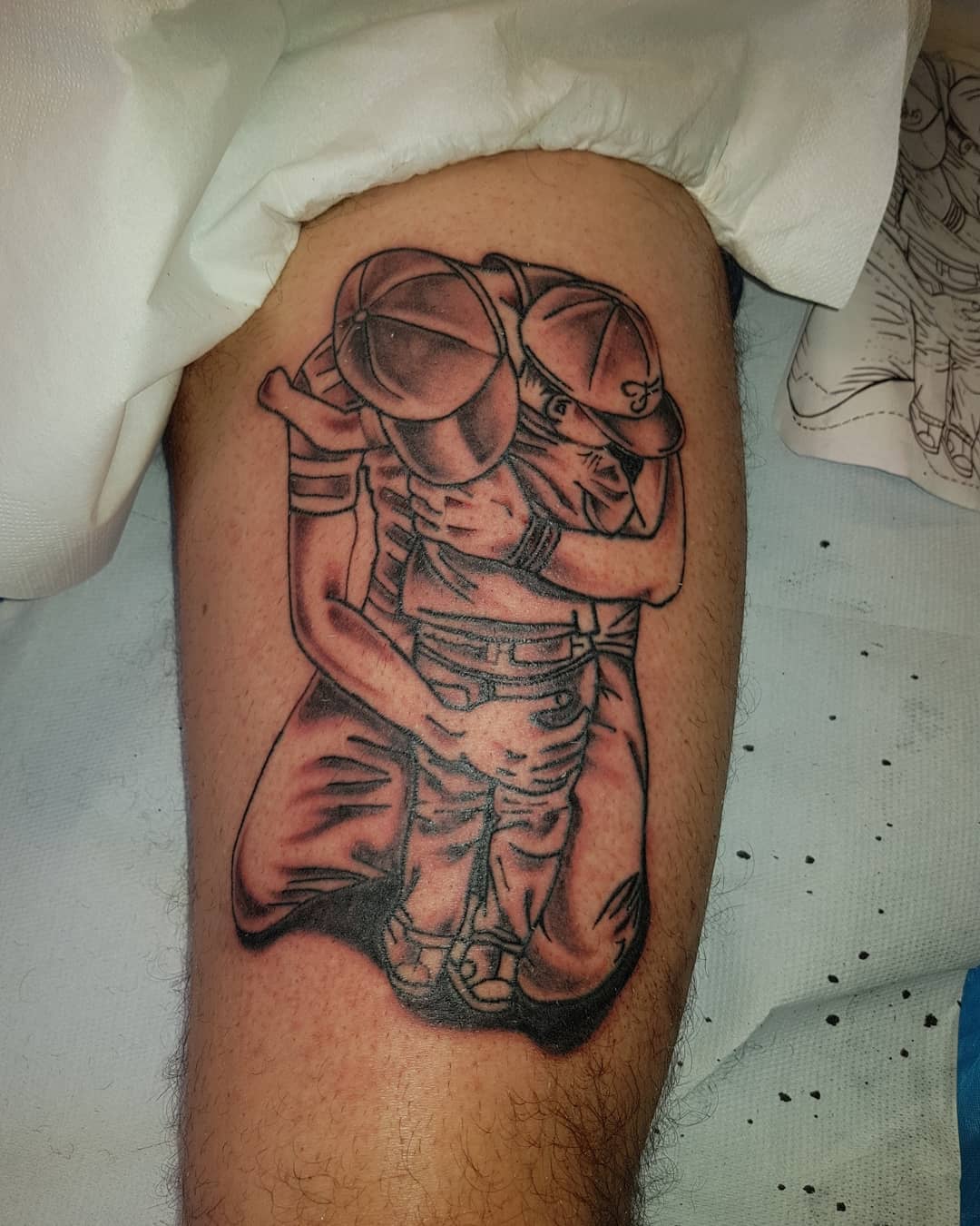 Tatuaje de Padre y Hijo en el Muslo