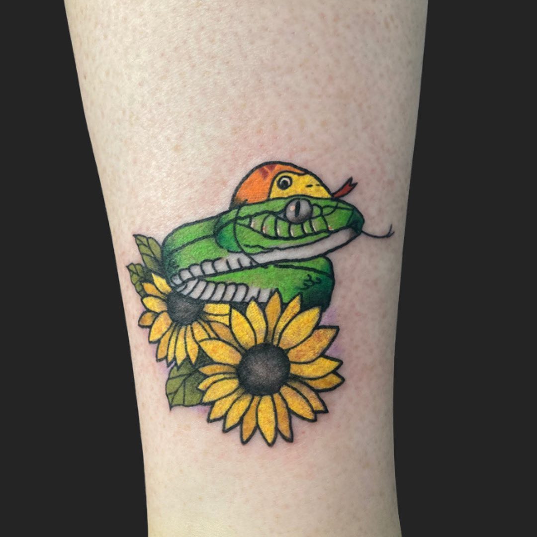 Tatuaje de serpiente floral.