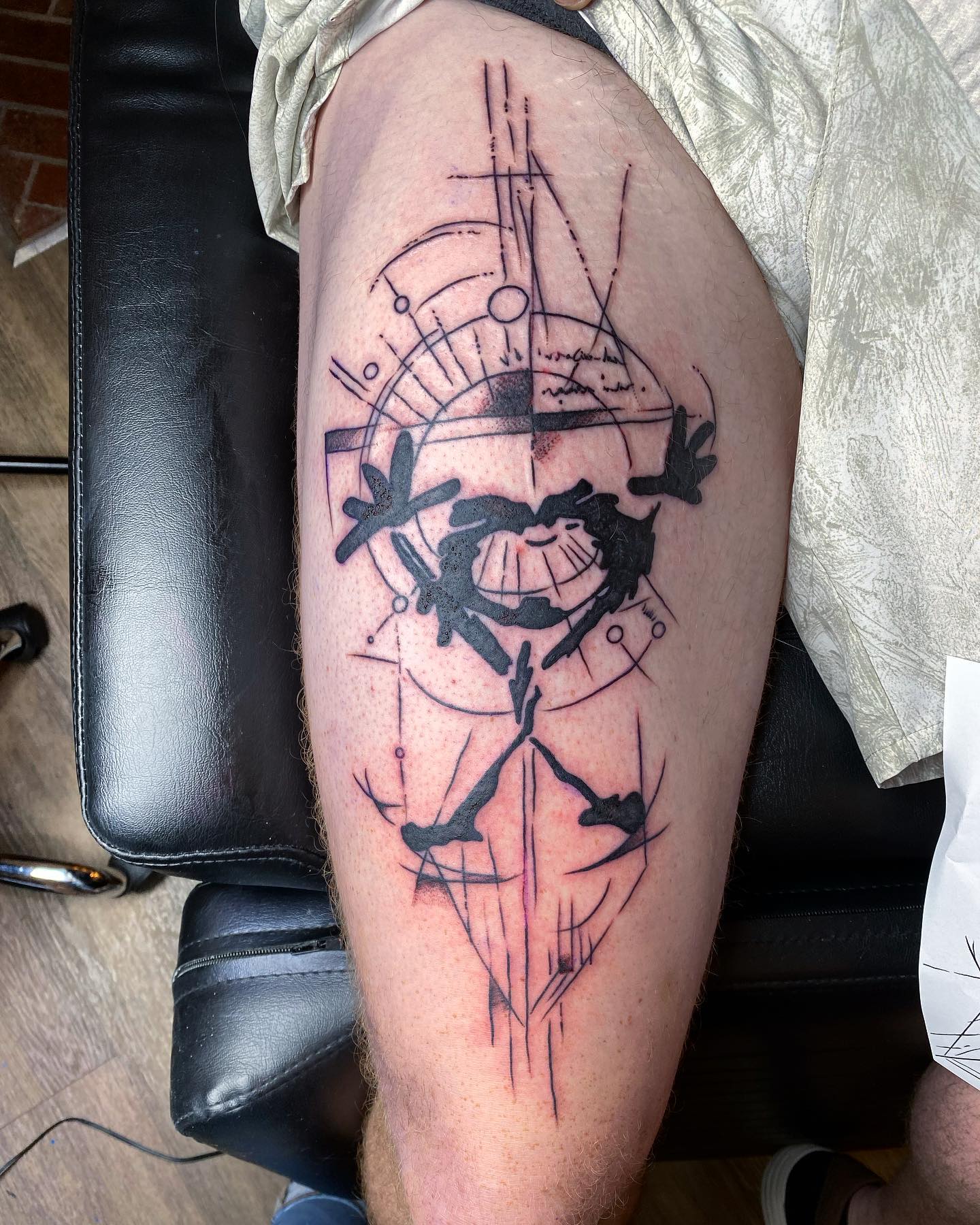 Tatuaje de Stickman de Pearl Jam en el muslo.