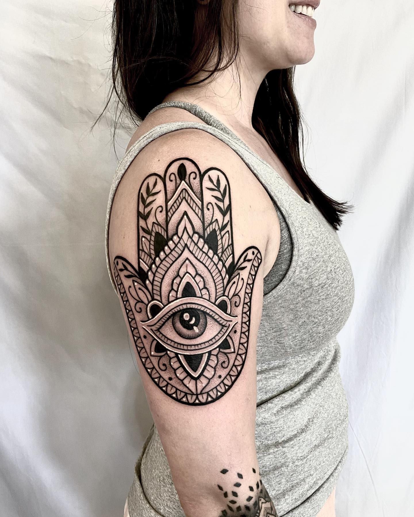 Tatuaje del ojo malvado en el hombro.
