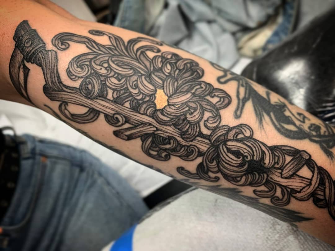 Tatuaje Detallado de Flor de Crisantemo en el Brazo