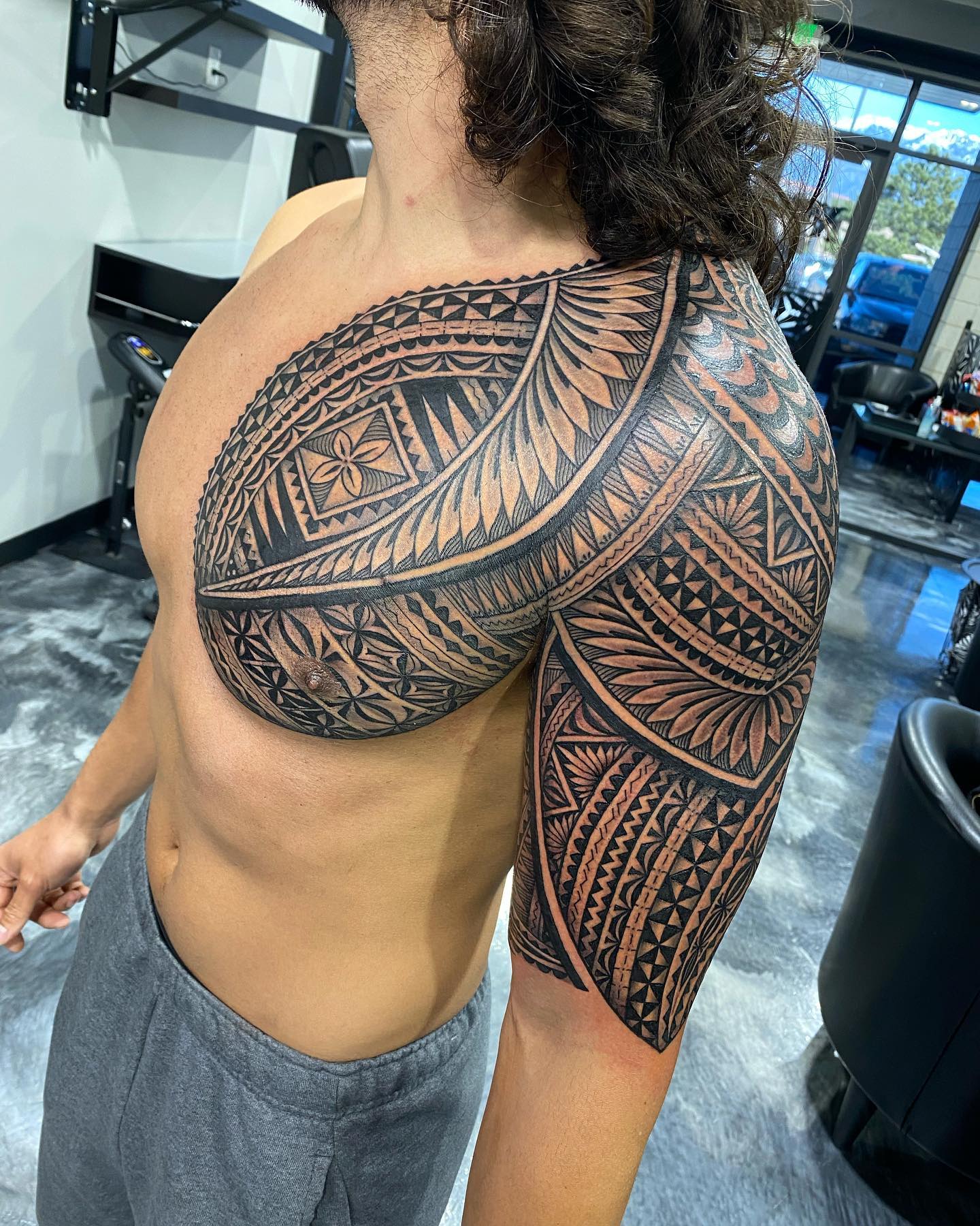 Tatuaje gigante de manga larga negro.