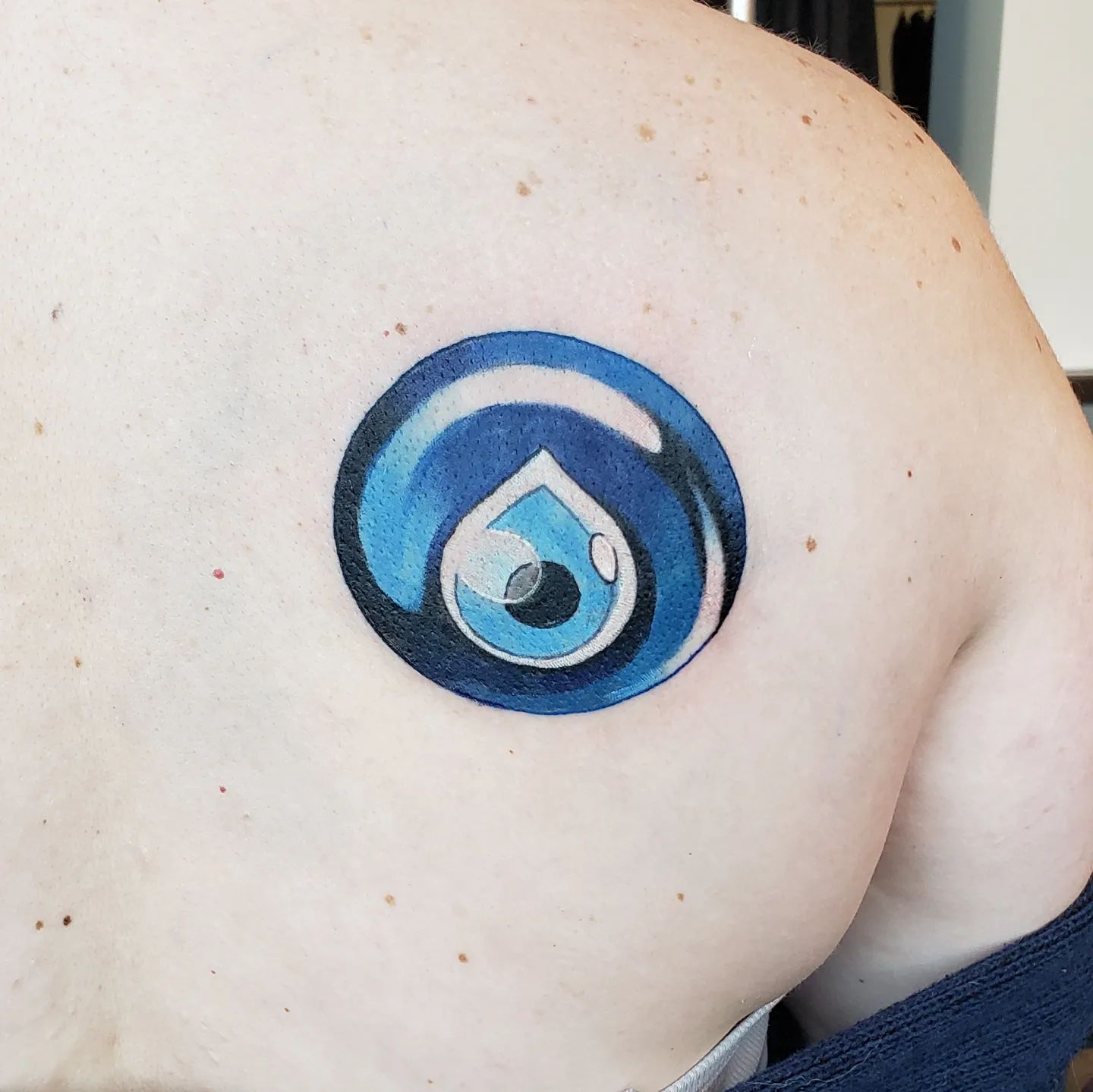 Tatuaje mal de ojo azul brillante