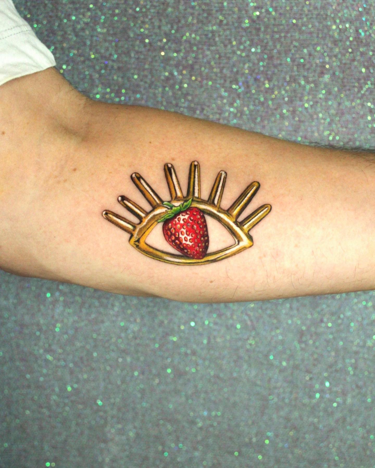 Tatuaje malvado de ojo artístico y funky