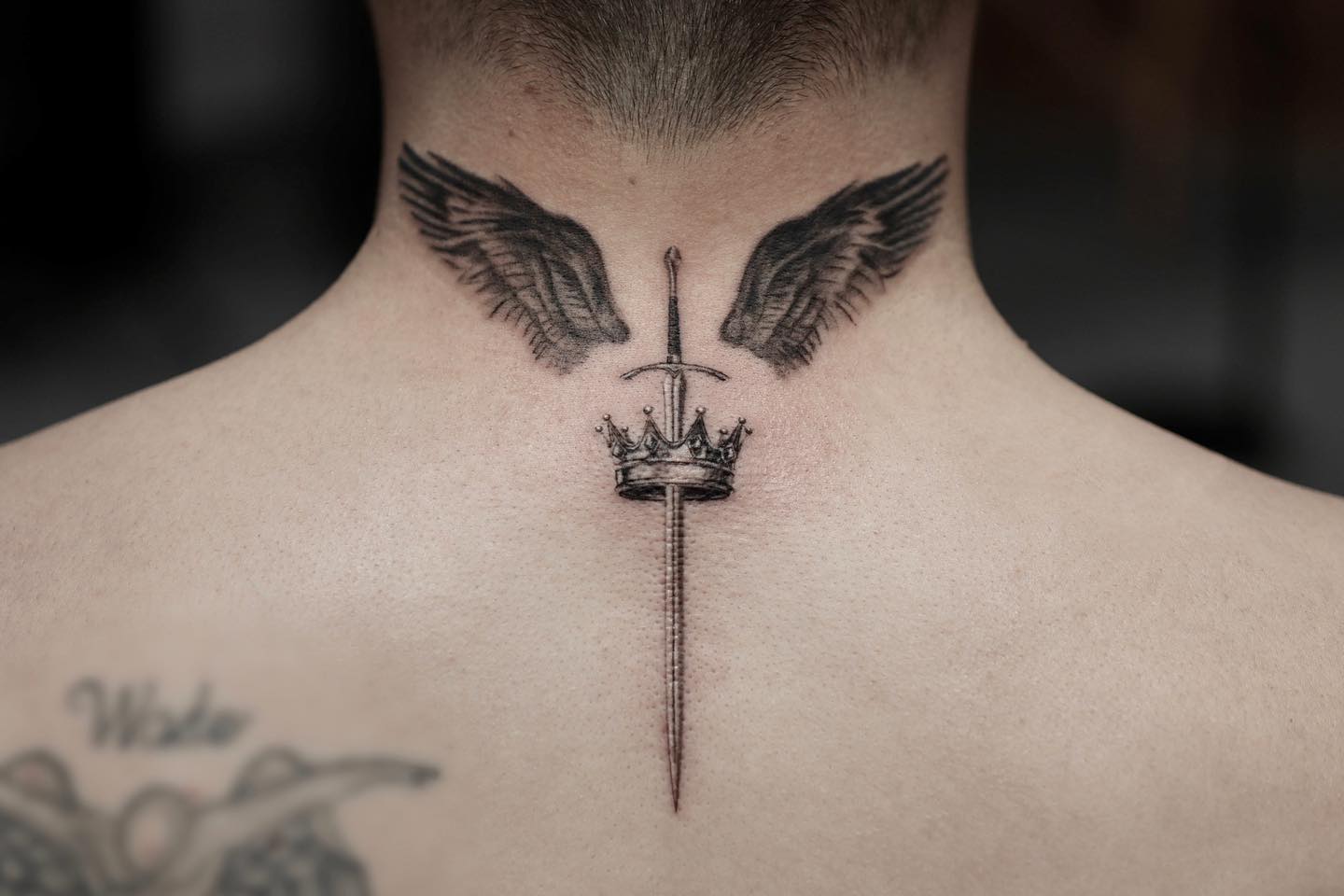 Alas y Tatuaje de Corona