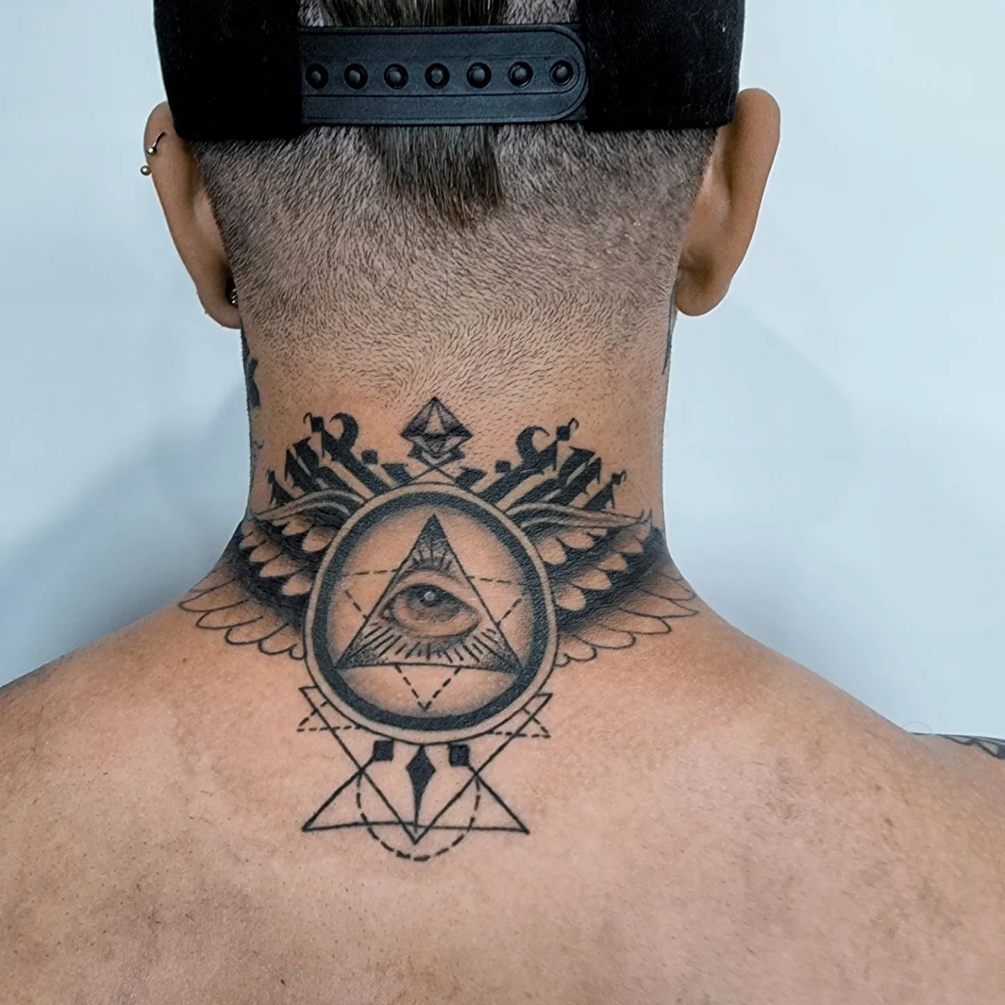Cuello Fresco Tatuaje de Ojo que todo lo ve