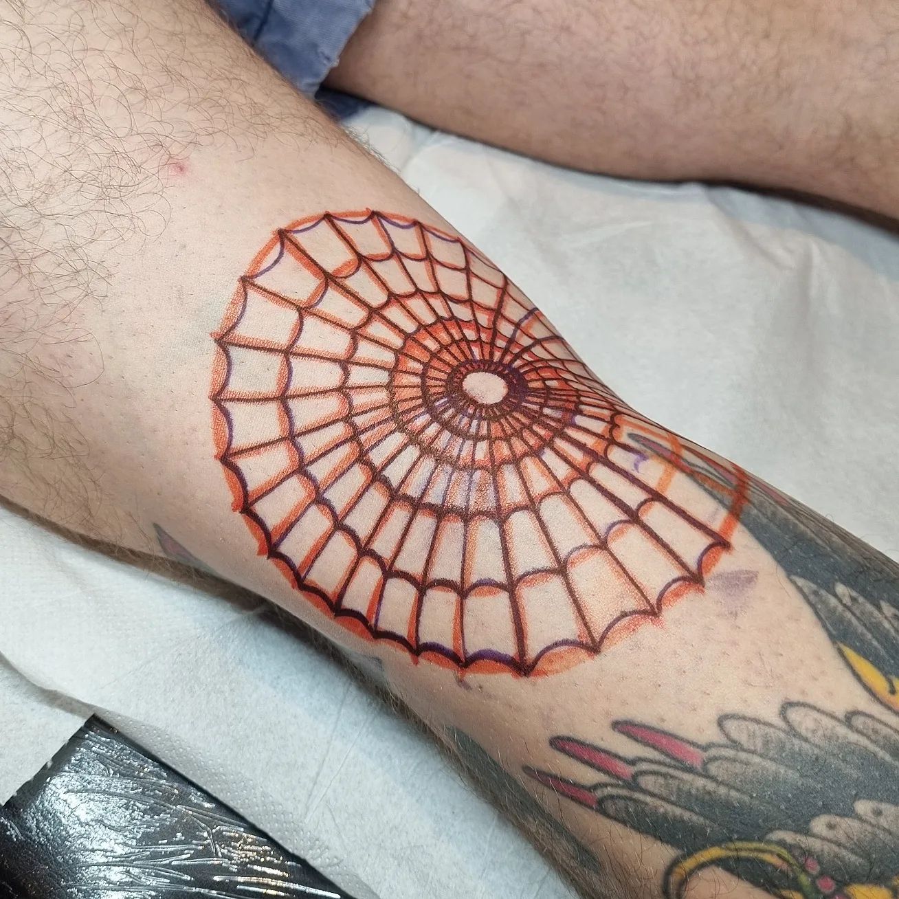 Diseño de tatuaje de telaraña colorida