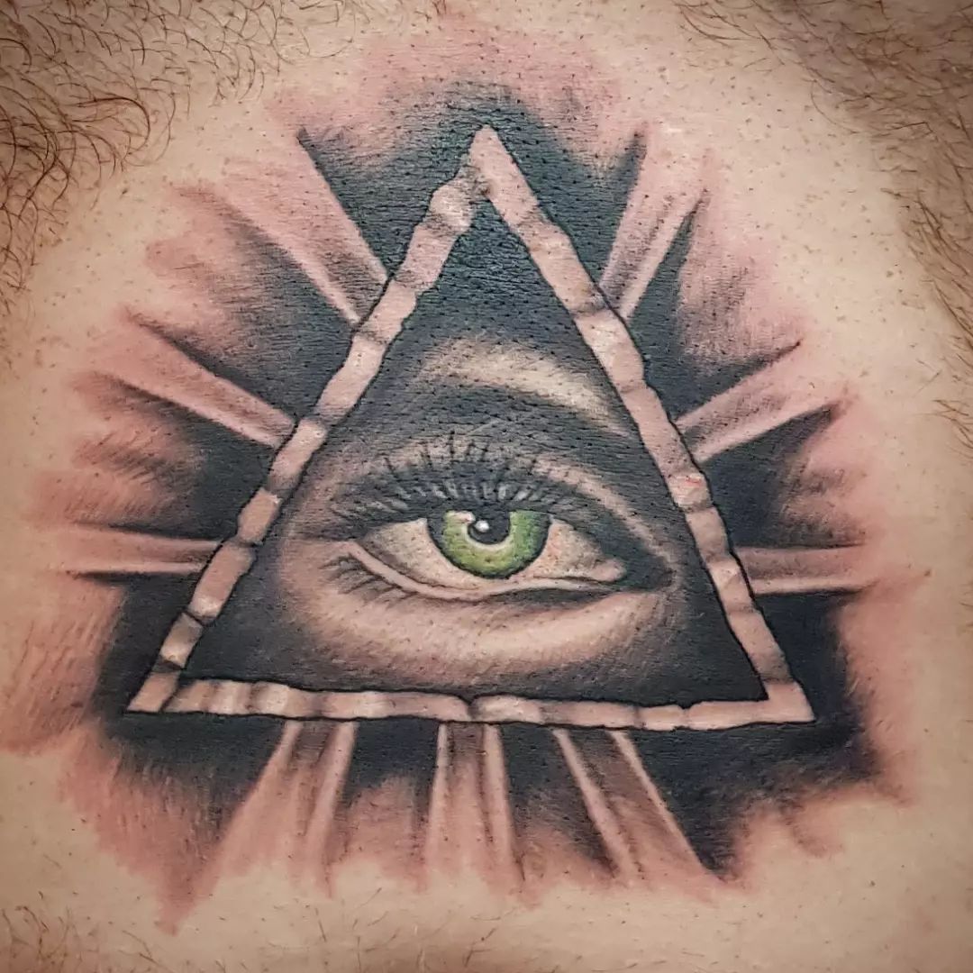 Gran pecho masculino Tatuaje de ojo que todo lo ve