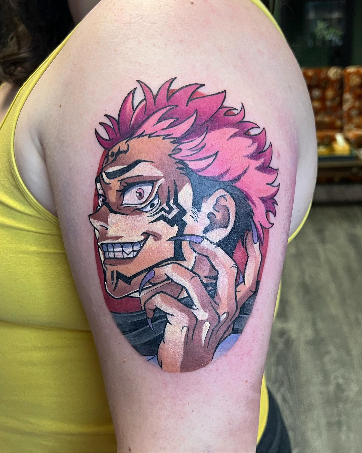 Gran y divertido tatuaje de hombro de Sukuna