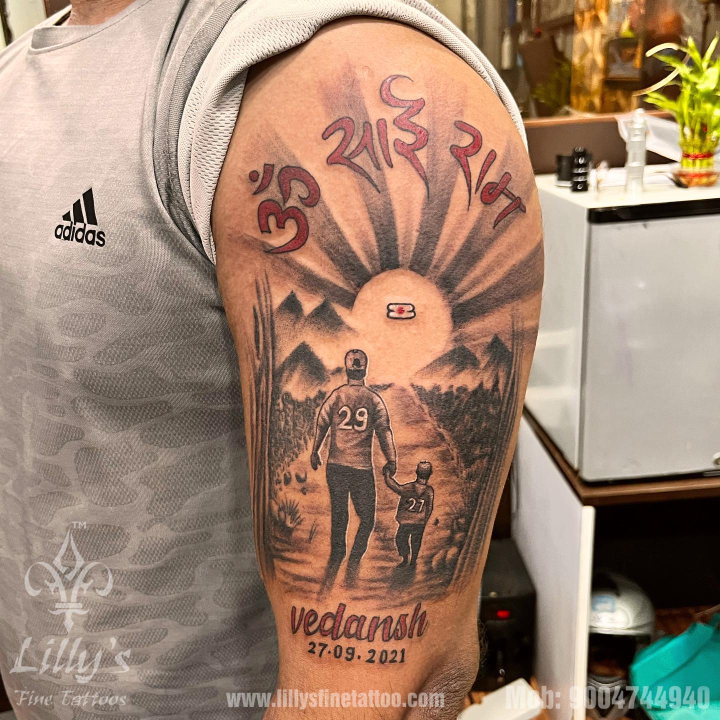 Padre e hijo con tatuaje de paisaje