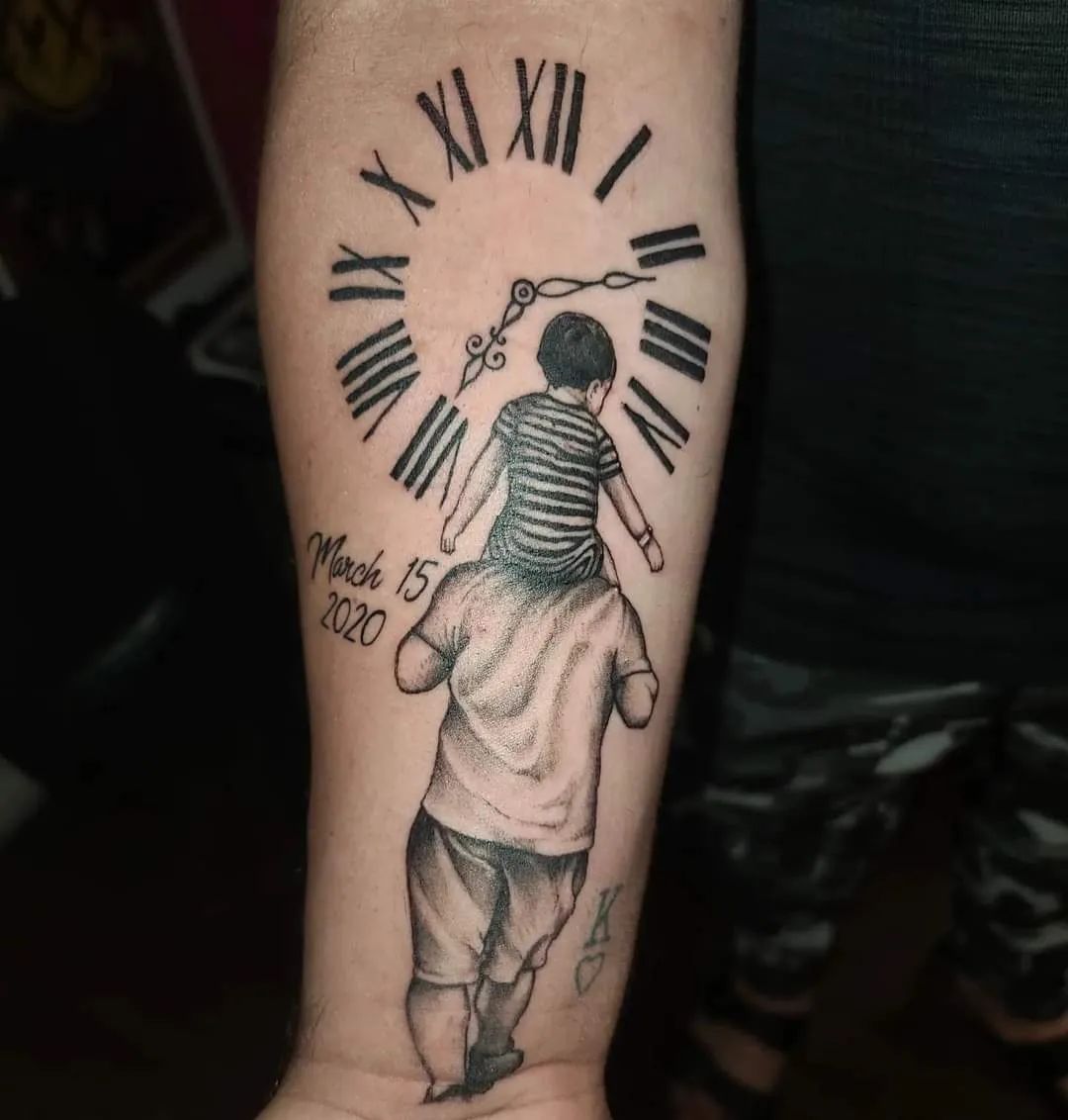 Padre e Hijo con un diseño de tatuaje de reloj.