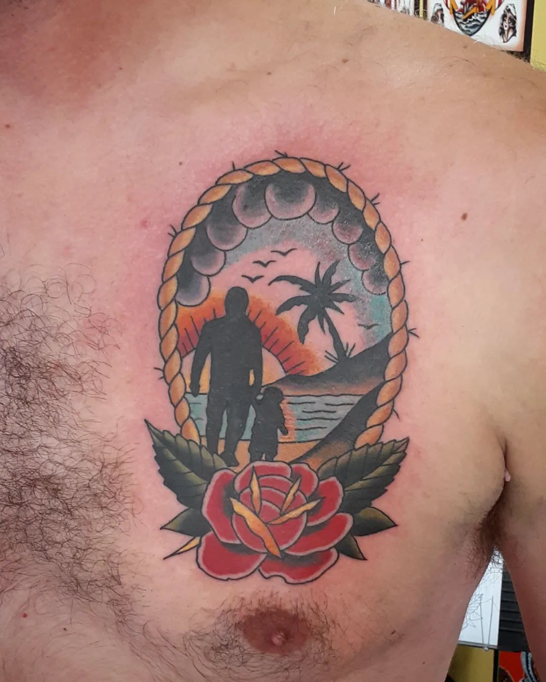 Padre e hijo con un tatuaje de rosa.