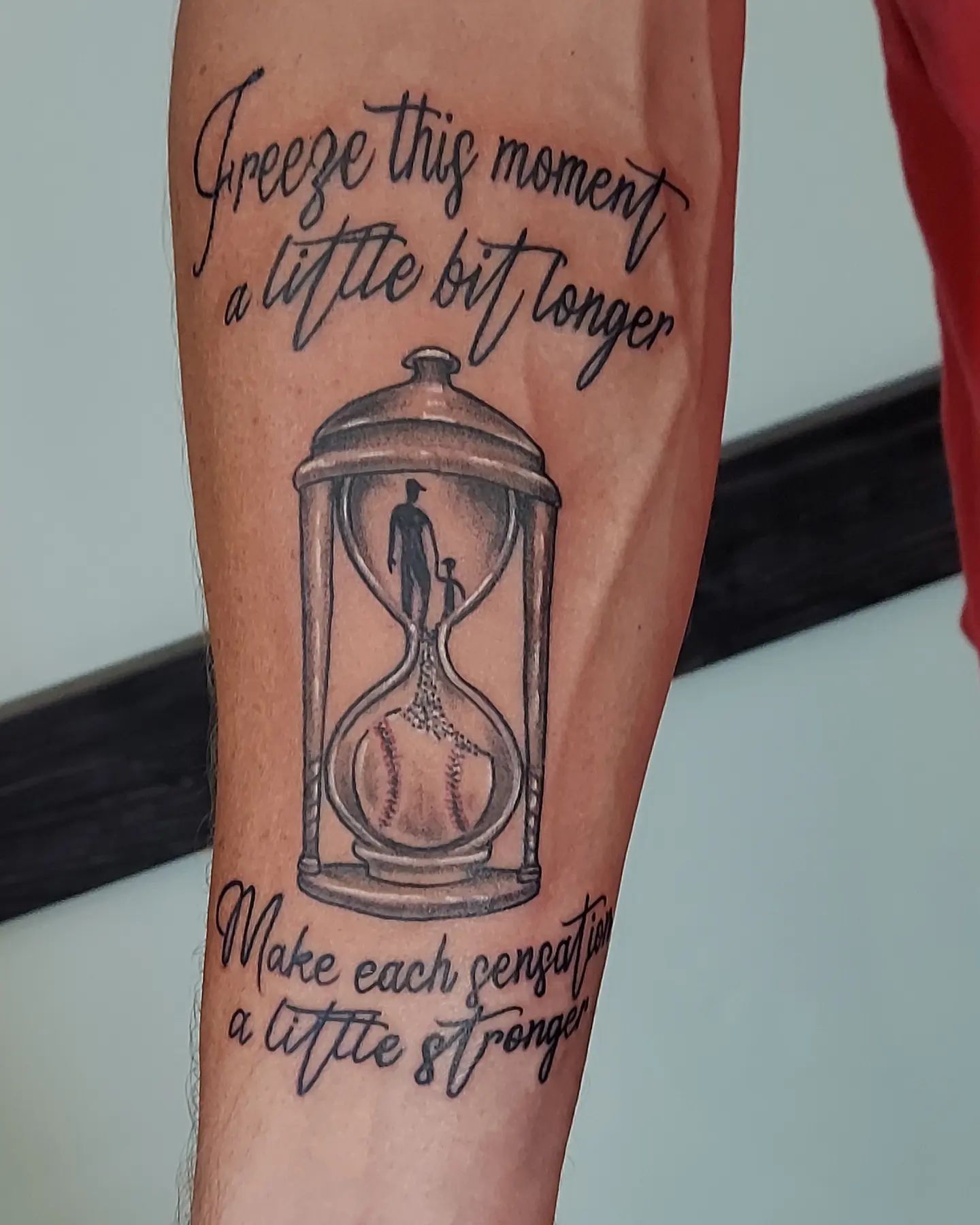 Padre e hijo en tatuaje de reloj de arena
