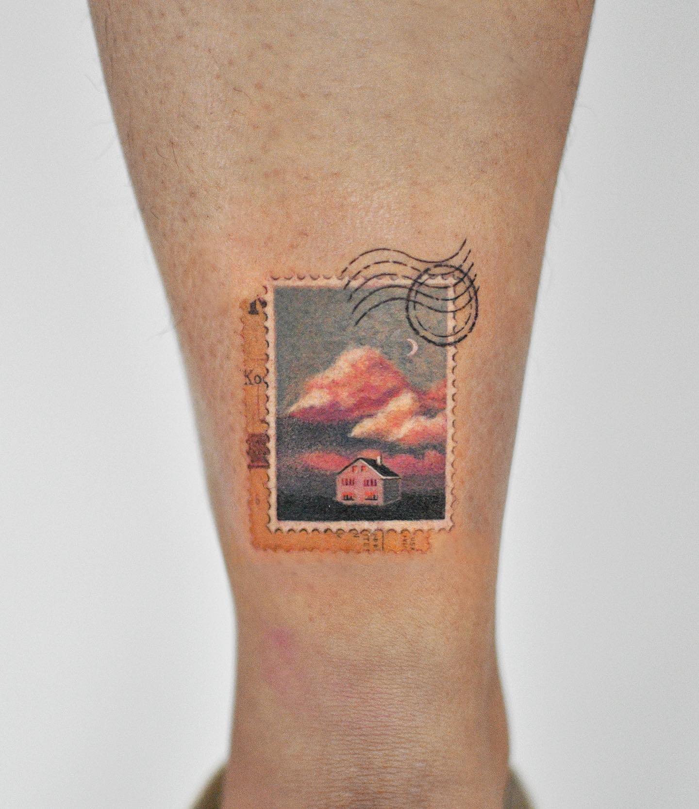 Pequeño tatuaje de nube colorido
