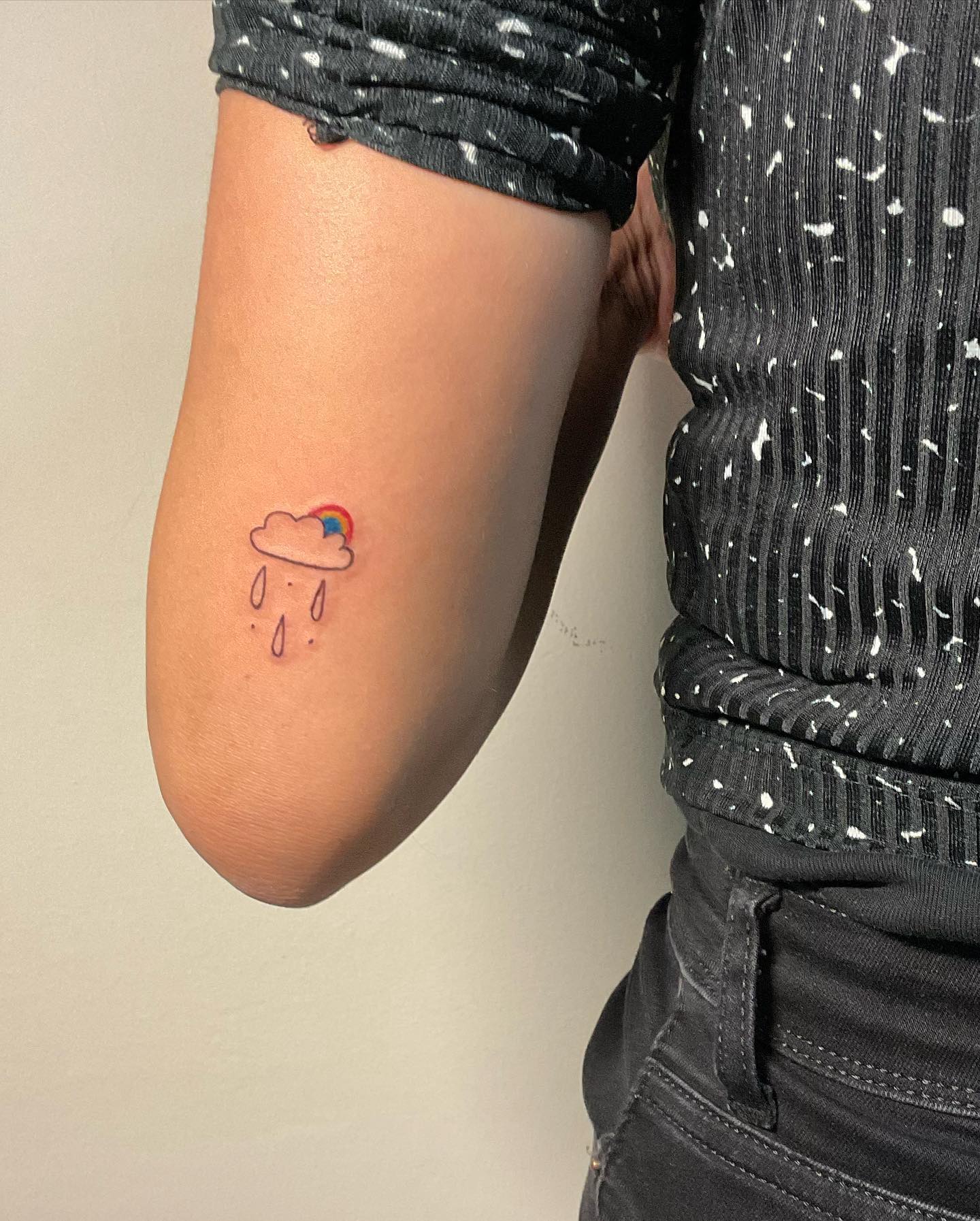Pequeño tatuaje minimalista de nube.