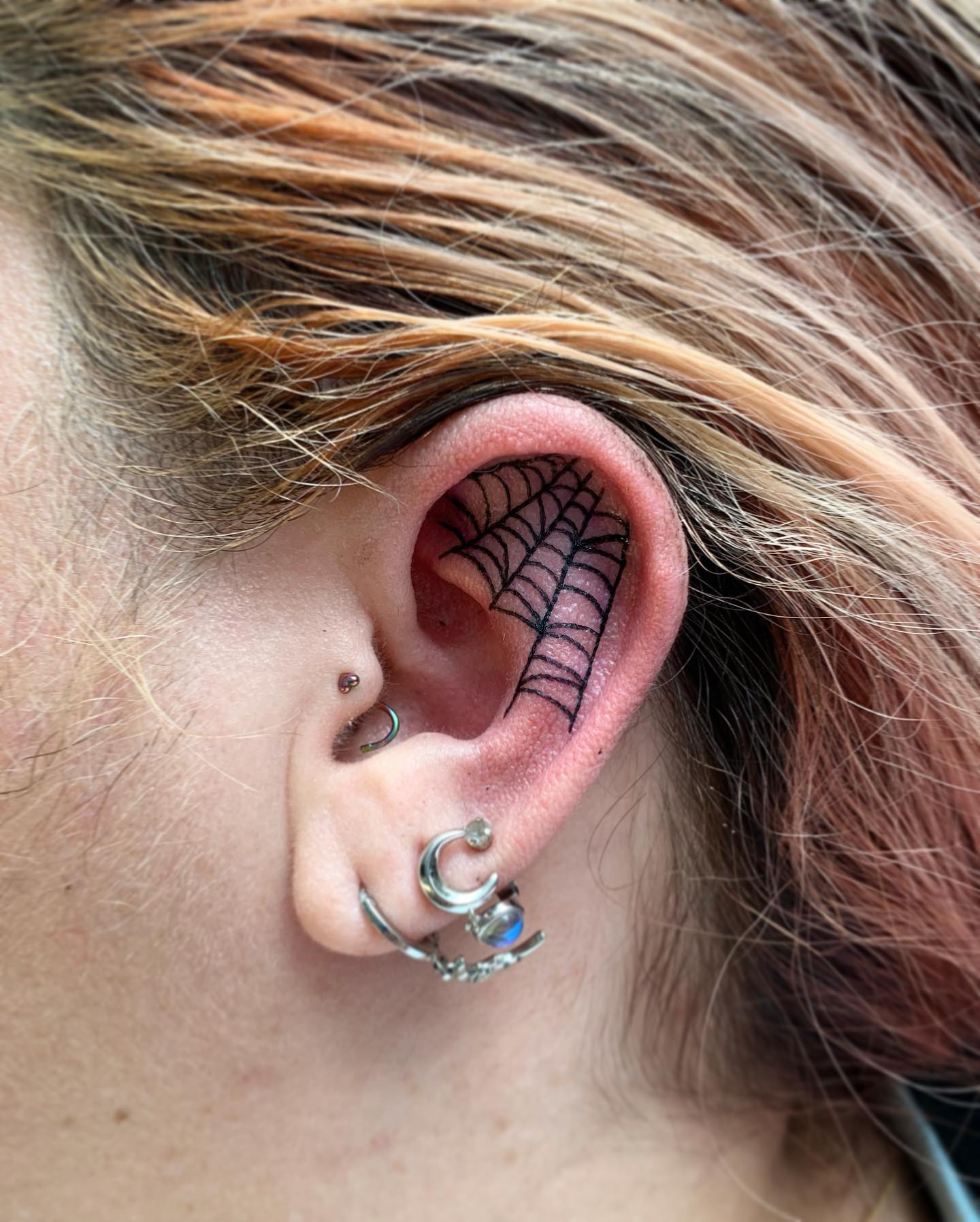 Tatuaje de Araña Pequeña en la Oreja