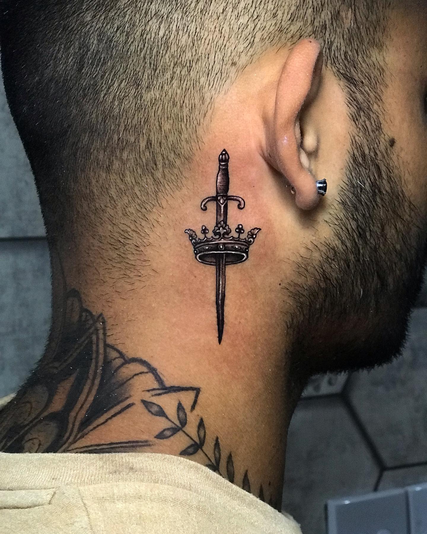 Tatuaje de Corona detrás de las Orejas.