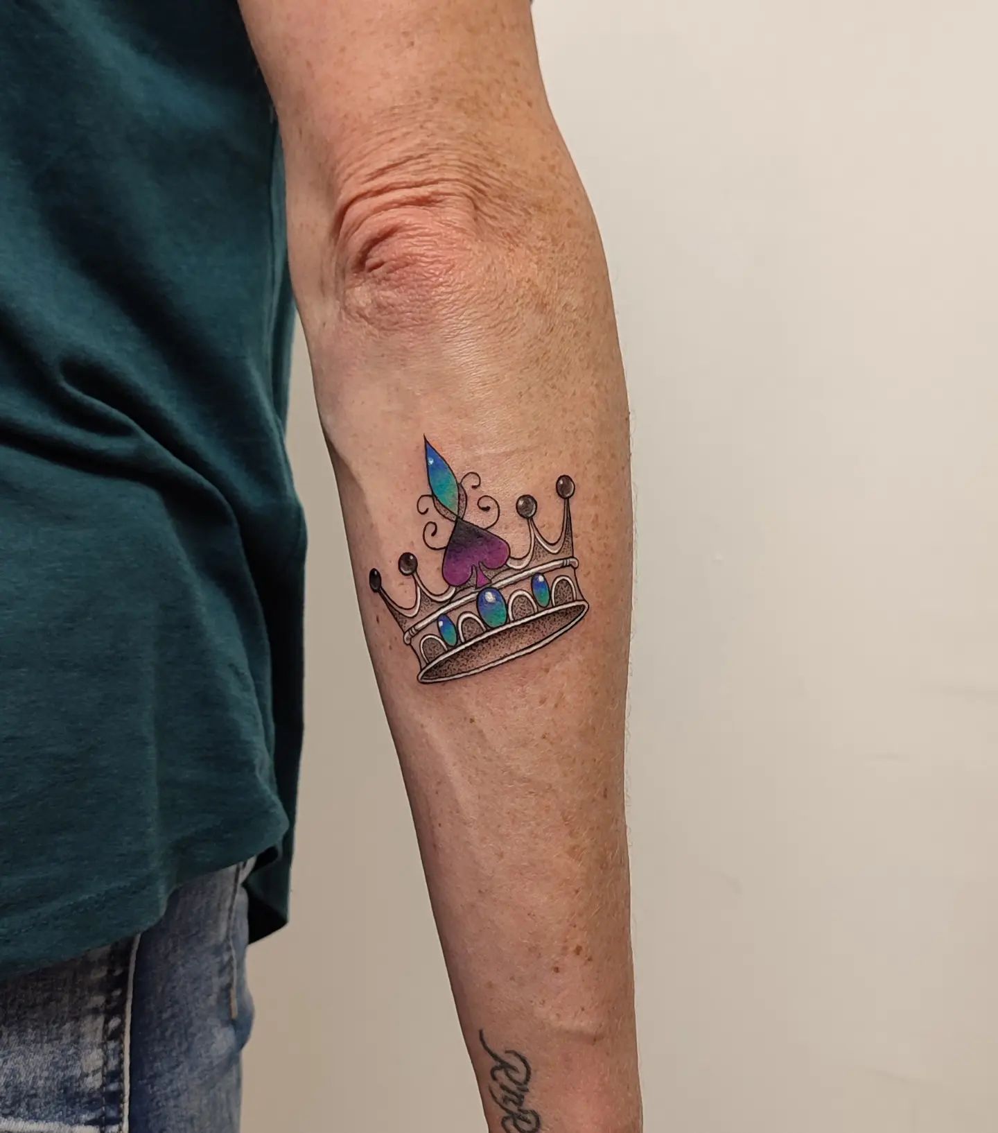 Tatuaje de Corona en el Brazo