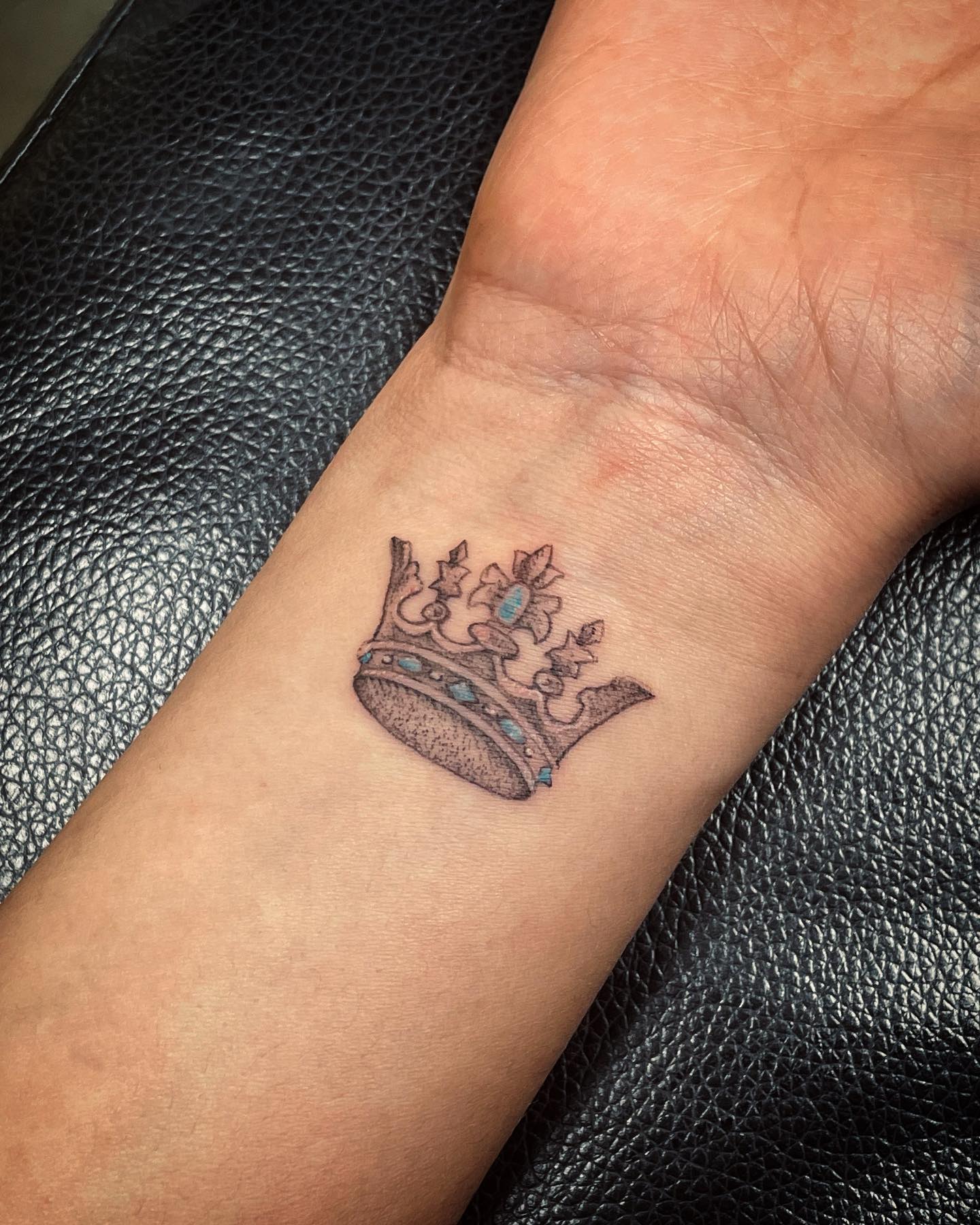 Tatuaje de corona en la muñeca