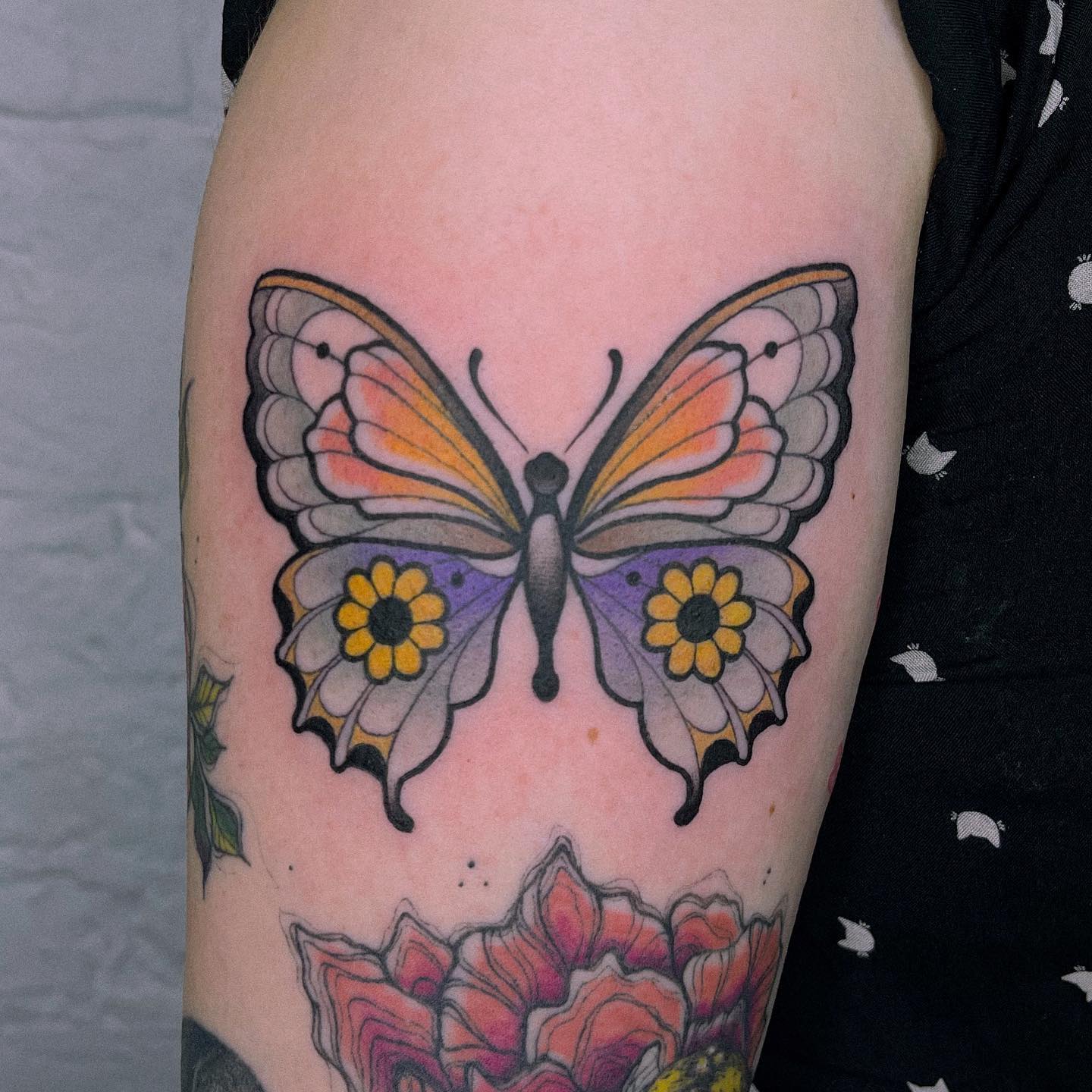 Tatuaje de mariposa artístico.