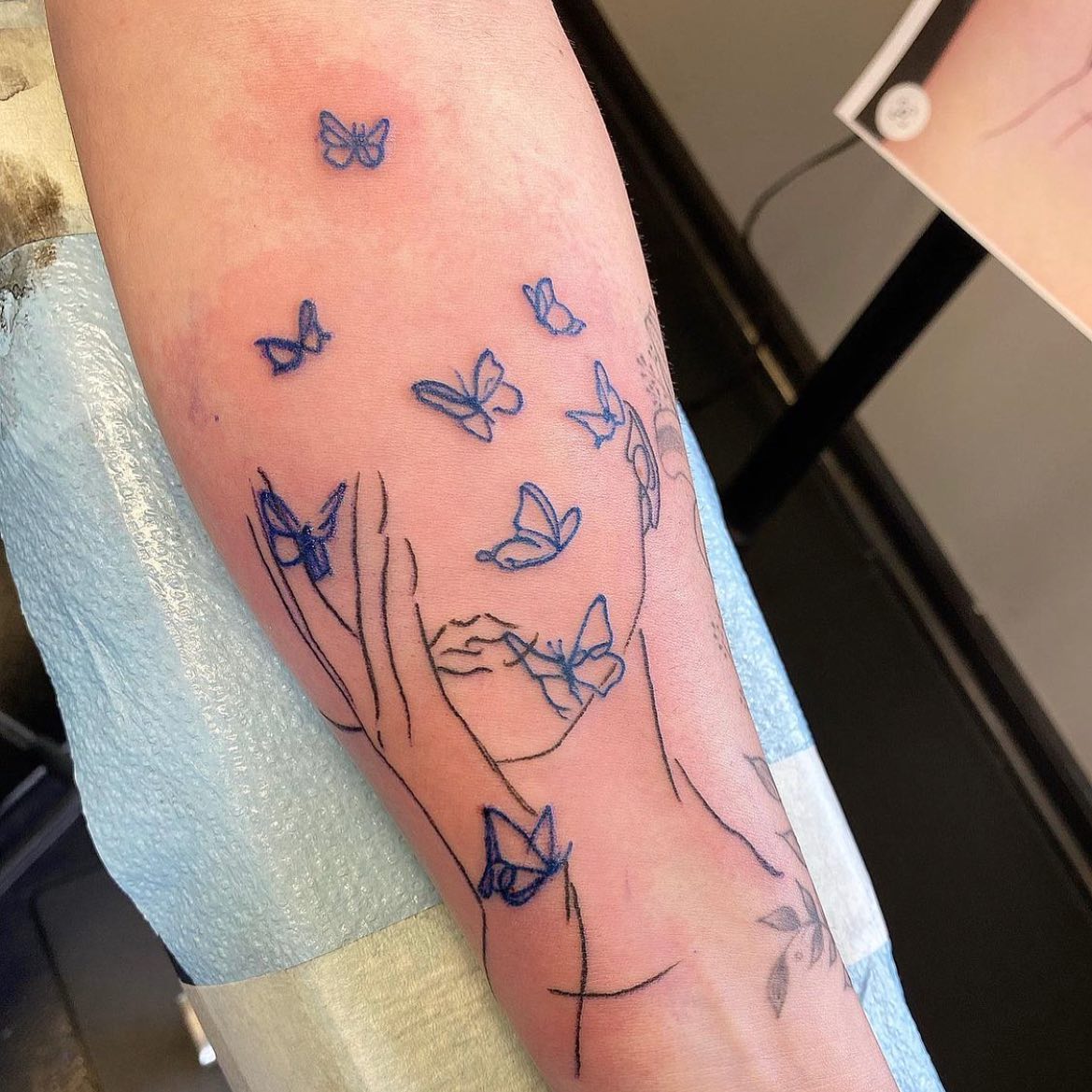 Tatuaje de mariposa con contorno artístico