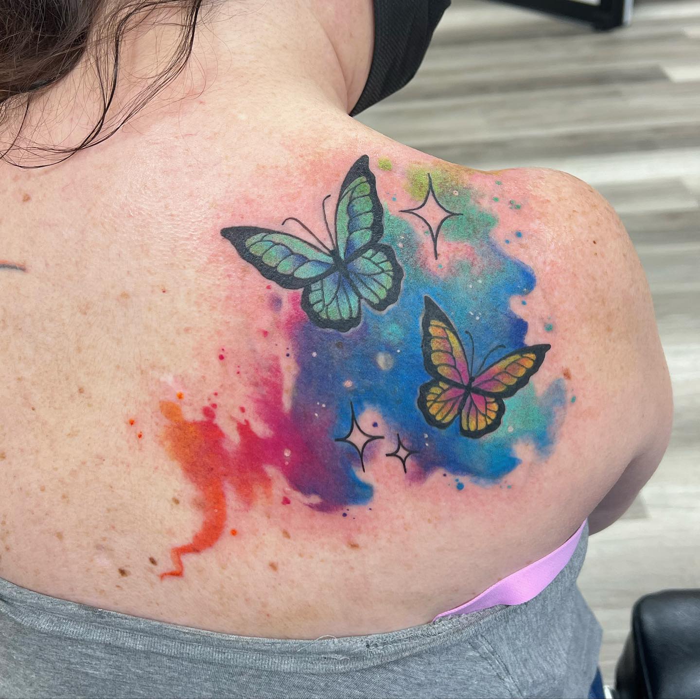 Tatuaje de Mariposa con Salpicadura de Acuarela.