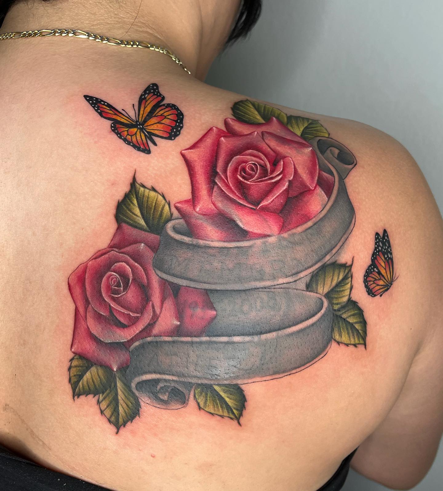 Tatuaje de Mariposa Grande y Colorido