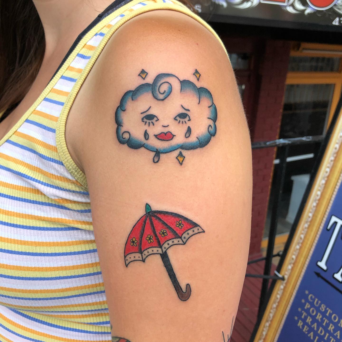 Tatuaje de nube en el hombro.